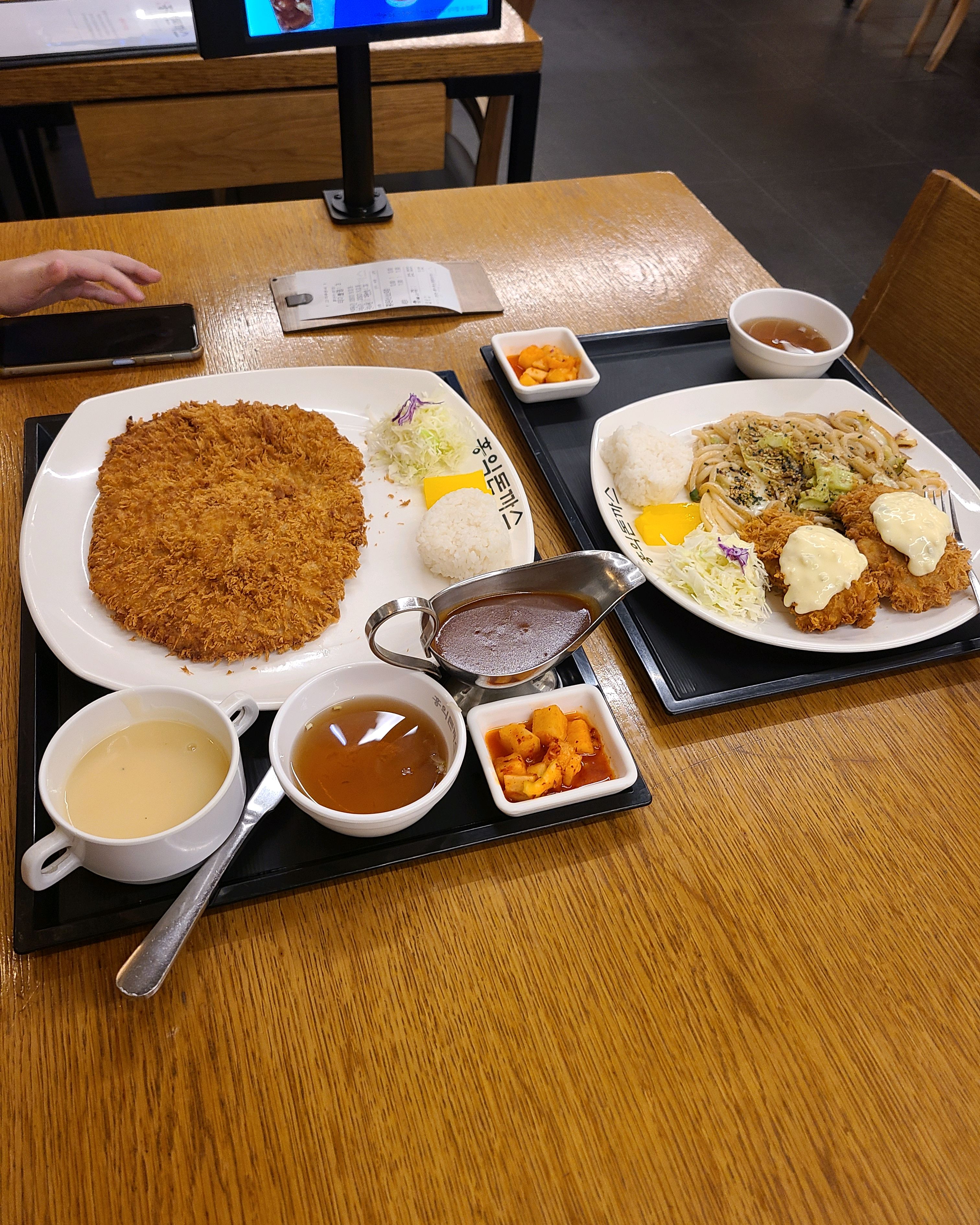아들이 간만에 먹고싶다고 해서 열차타고 옴. - 회기역 맛집 홍익돈까스 회기역점