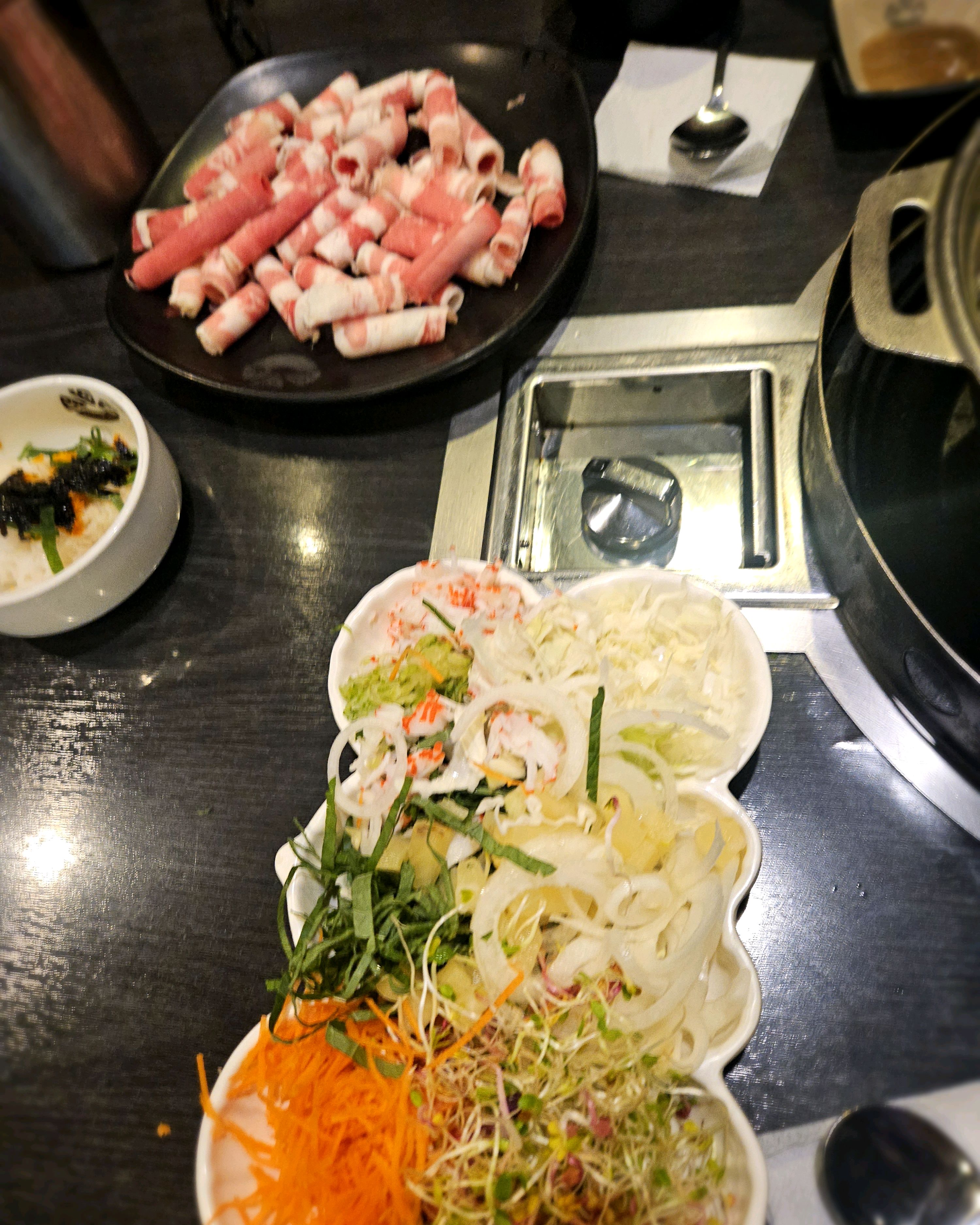 재료가 신선하고 푸짐하고 무한리필이라 완전 풍족히 잘 먹었어요~^^ - 홍제동 맛집 소담촌 홍제점