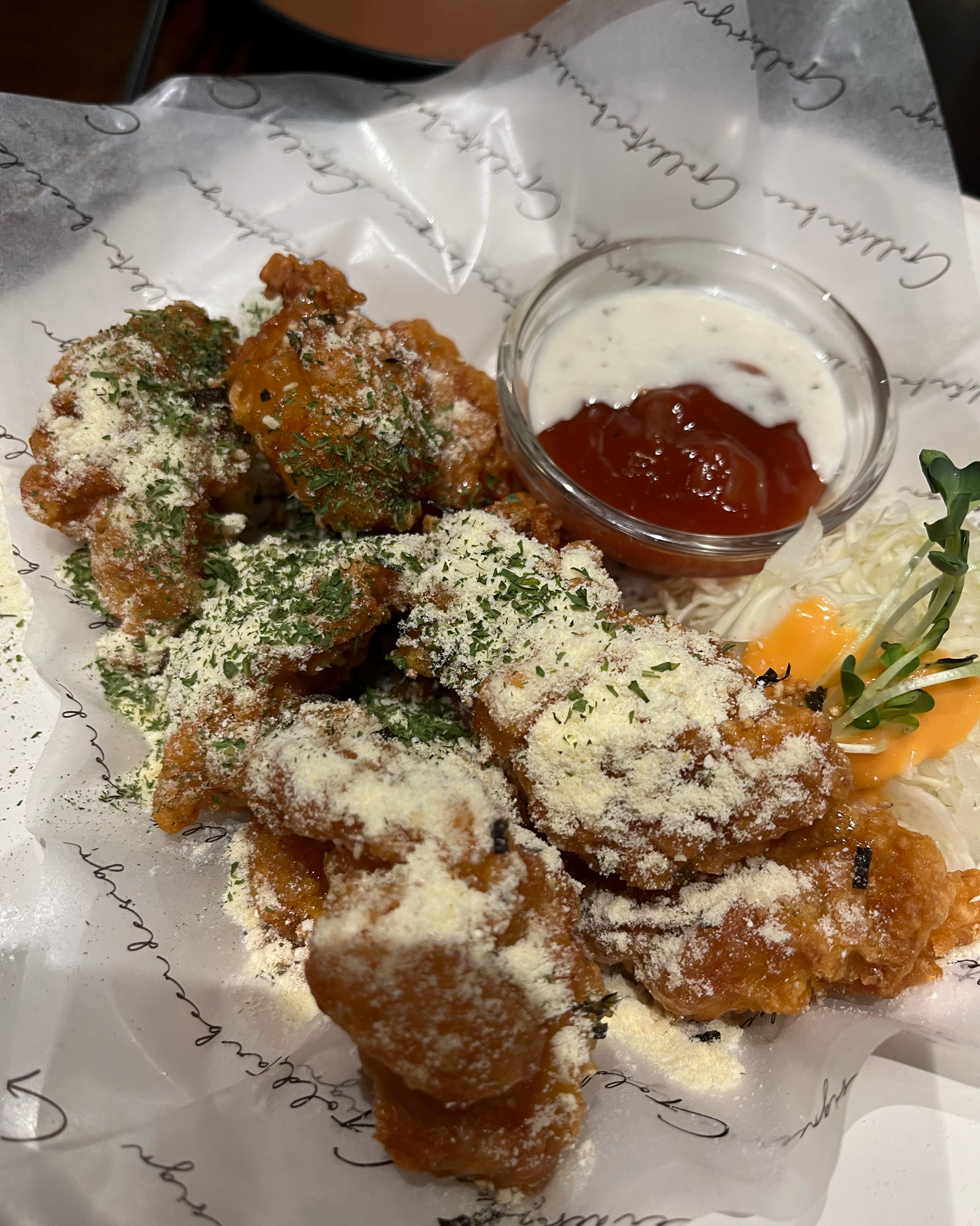 매장도 청결하고 넓어서 대화하기 좋아요 안주도 맛있고 직원분들도 친절하세요 화장실도 안에있