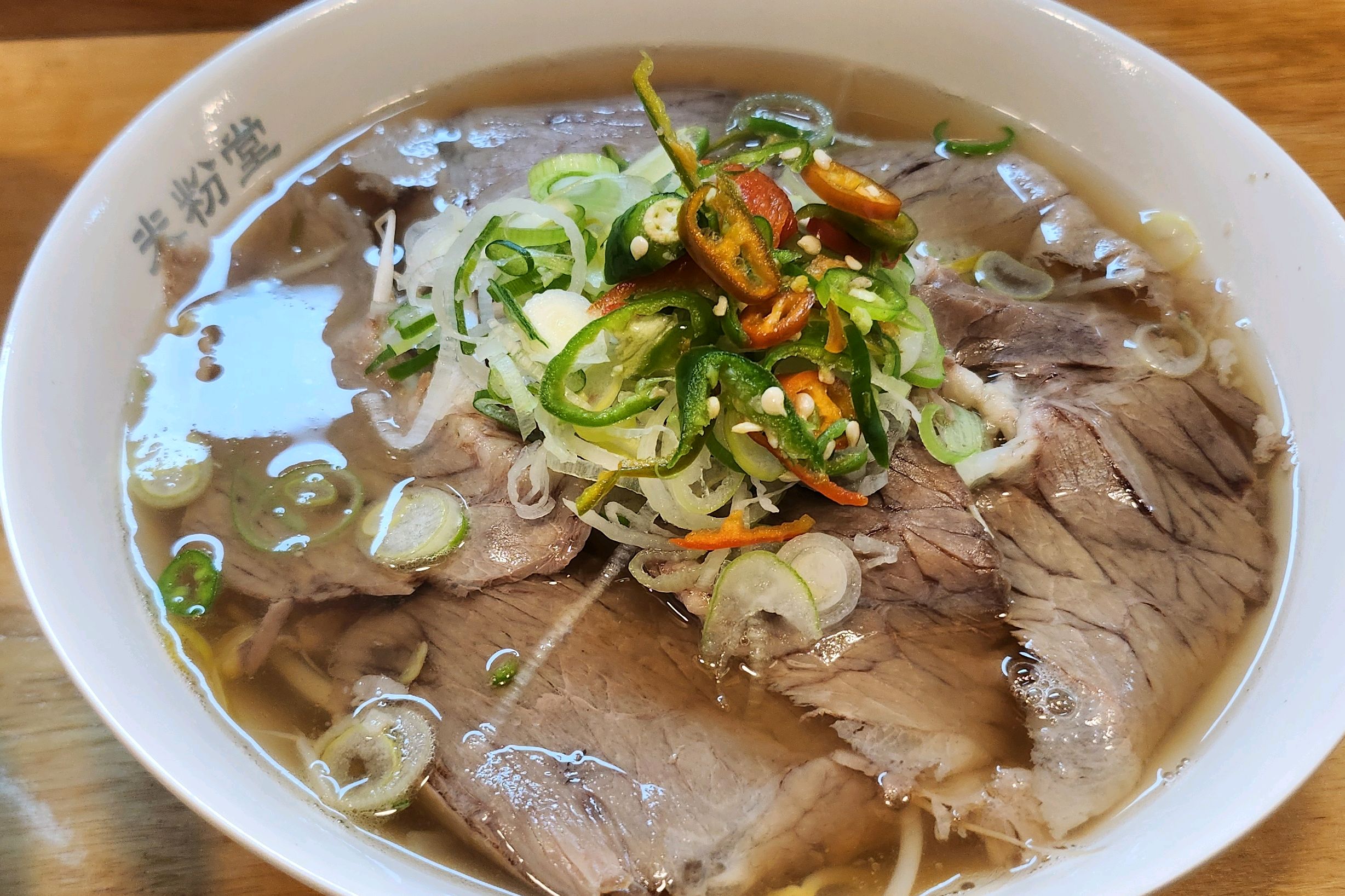 맛있어요. 공간이 협소해서 그런지 느긋이 식사하기는 어렵고 빨리 먹고 빨리 나가야 될 것