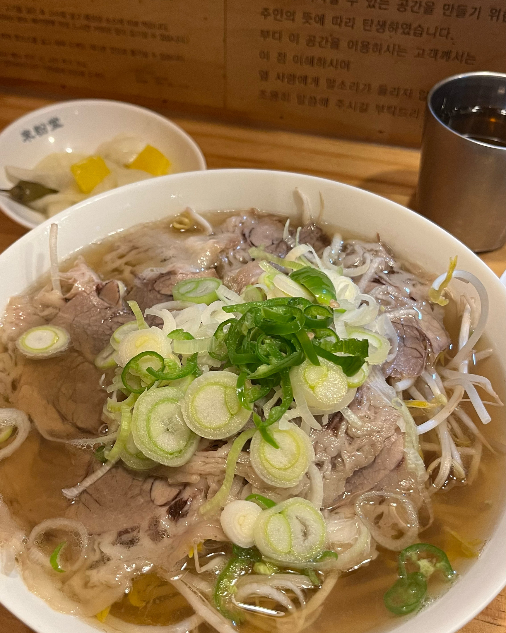 쌀국수와 고구마 짜조를 주문했는데 정말 맛있고 가게가 깔끔합니다. 차분한 분위기 속에서 식