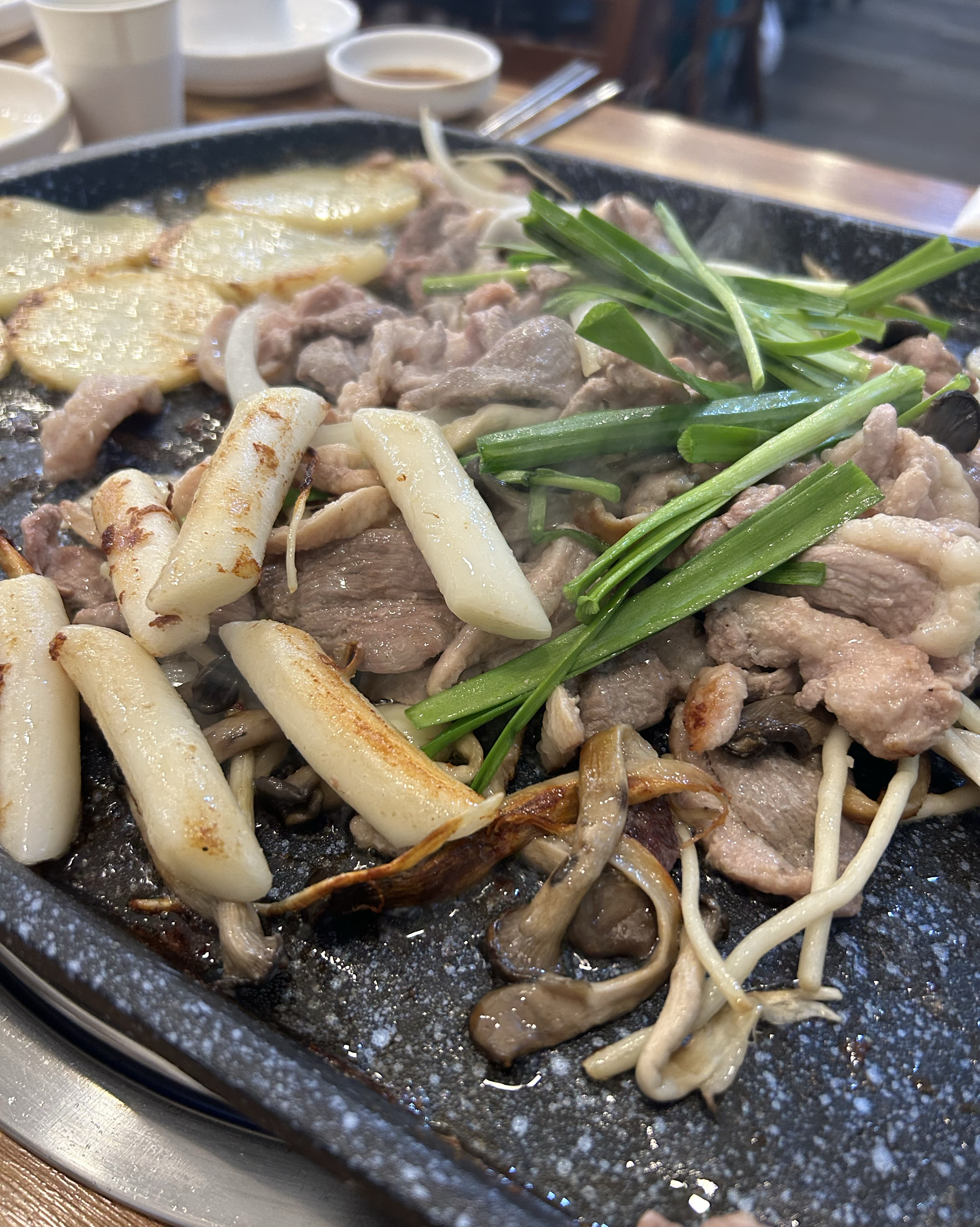 사장님도 너무 친절하시고 고기도 너무 맛있어 배터지게 먹었습니다:) 재료도 너무 신선하고