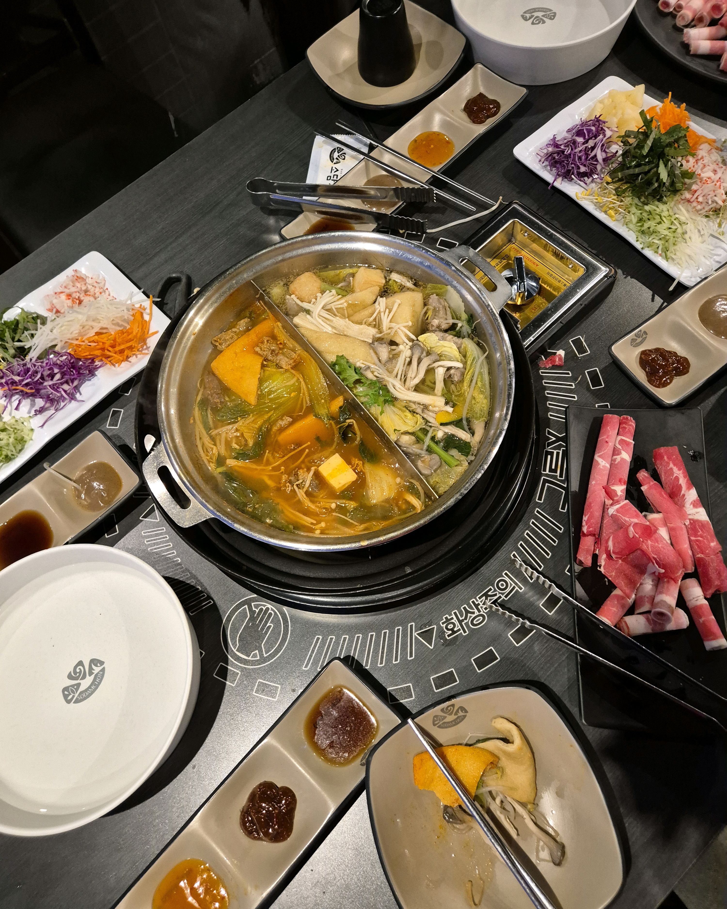 셀프바 야채 재료 엄청 싱싱하고 구성도 이것저것 가지수만 있는게 아니라 있을것만 있어서 오
