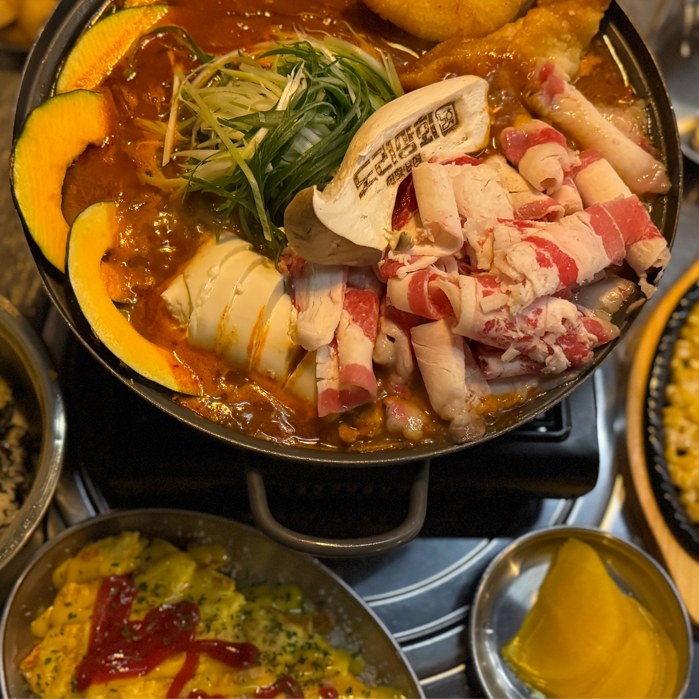 차도리탕(대) 먹었는데 재료도 푸짐하고 양 많아요. 국물이 진짜진짜 맛있어여! 사이드 메뉴