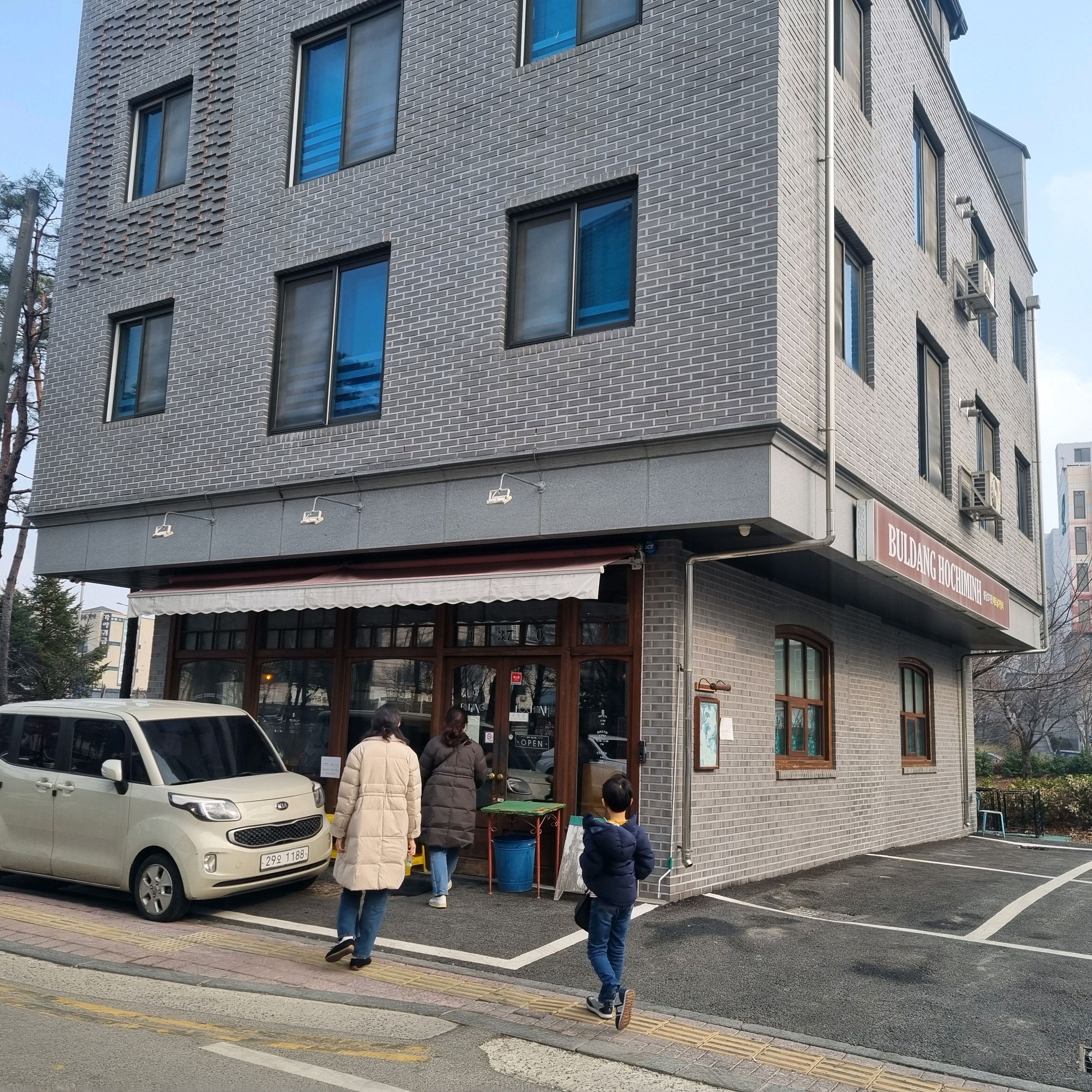 친구랑 처음 가봤어요.. 웨이팅이 긴곳이랬는데 운좋게도 널널하게 잘 이용했답니다. 쌀국수가
