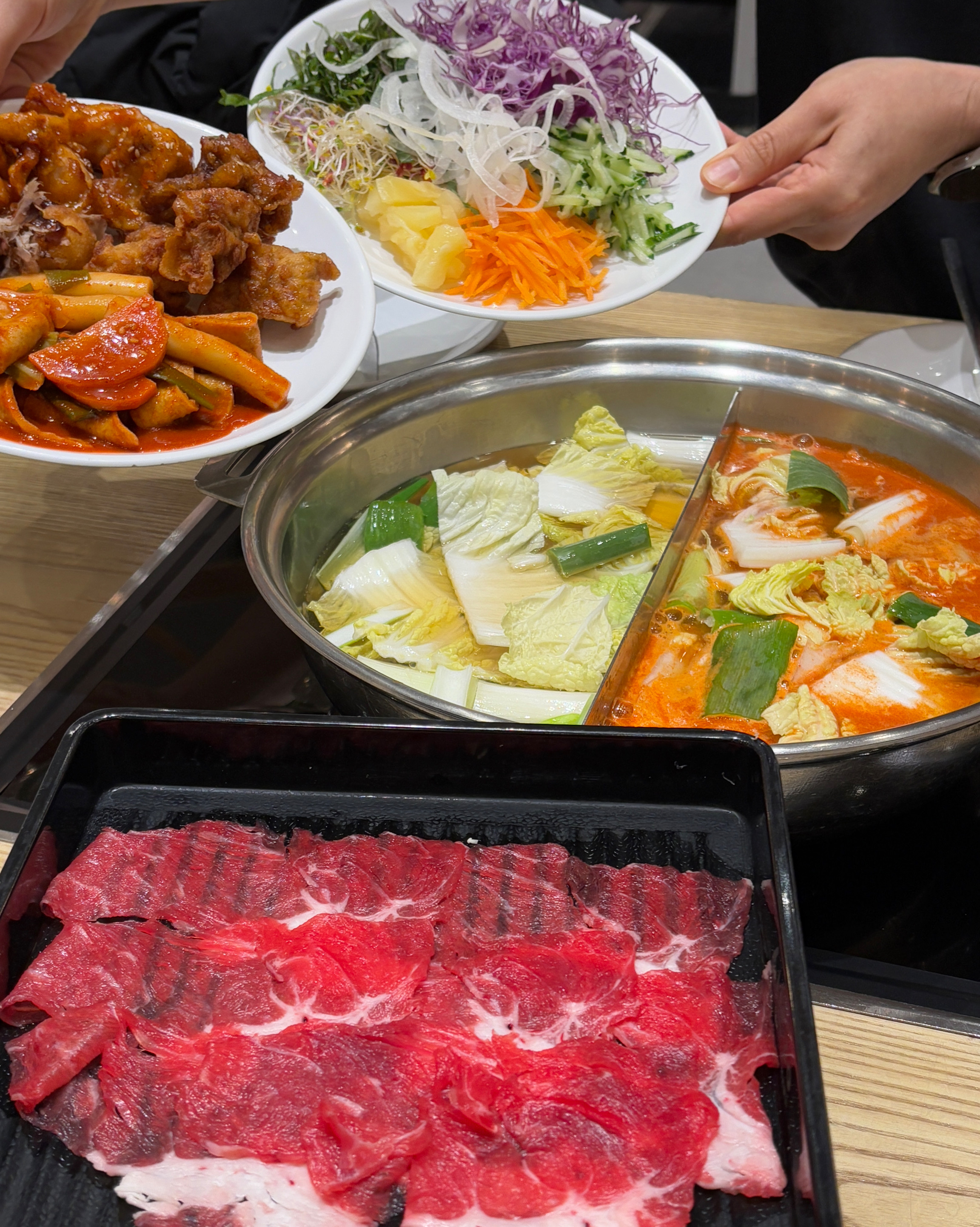 너무 만족스러워서 재방문했어요!! 고기 퀄리티도 대박이고 무제한인게 더 대박🩵 음식 종류도