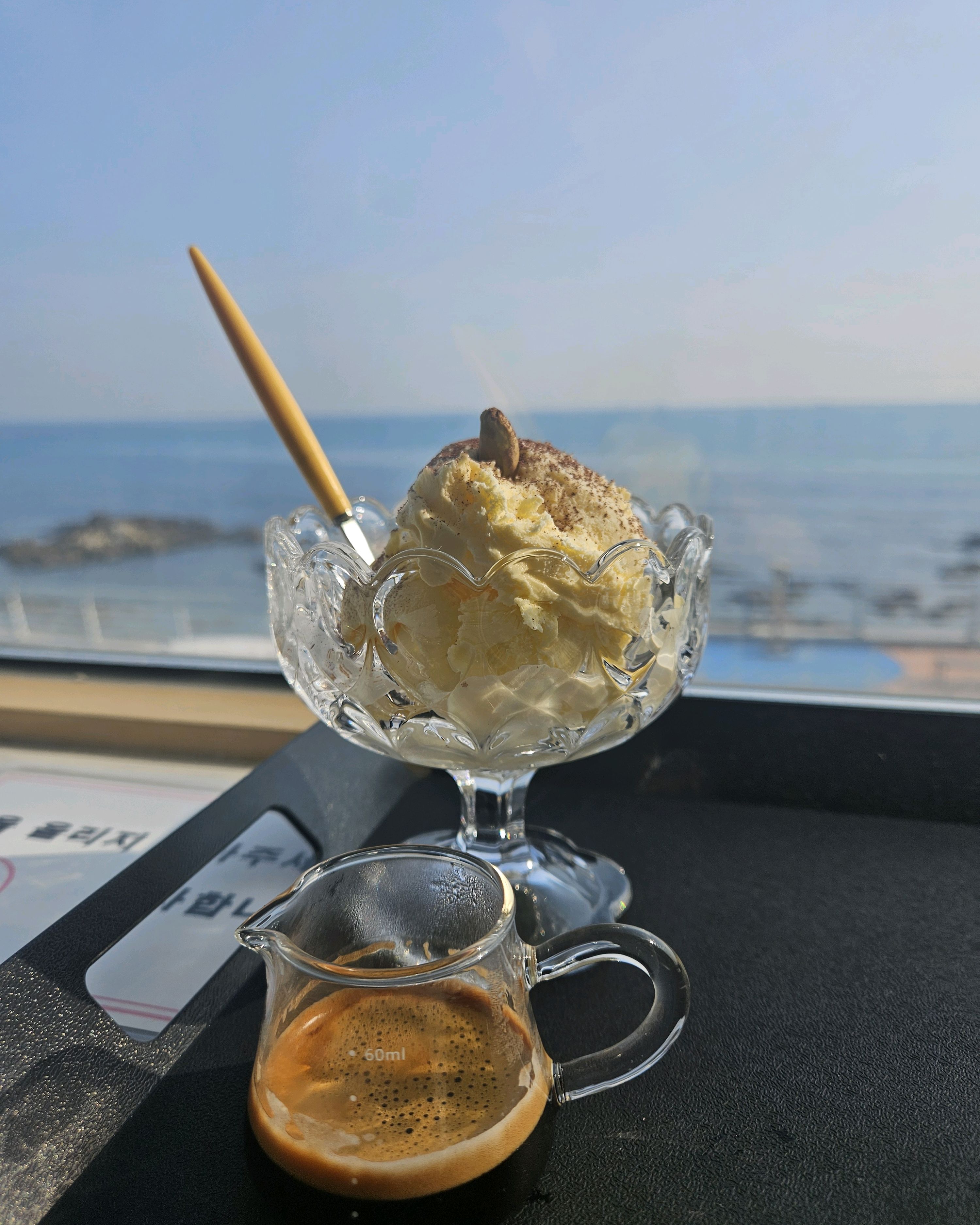 원두가 잘볶아져서 완벽한밸런스를 이룹니다. 다양한메뉴와 대중적인가격이 장점입니다. 오션뷰와