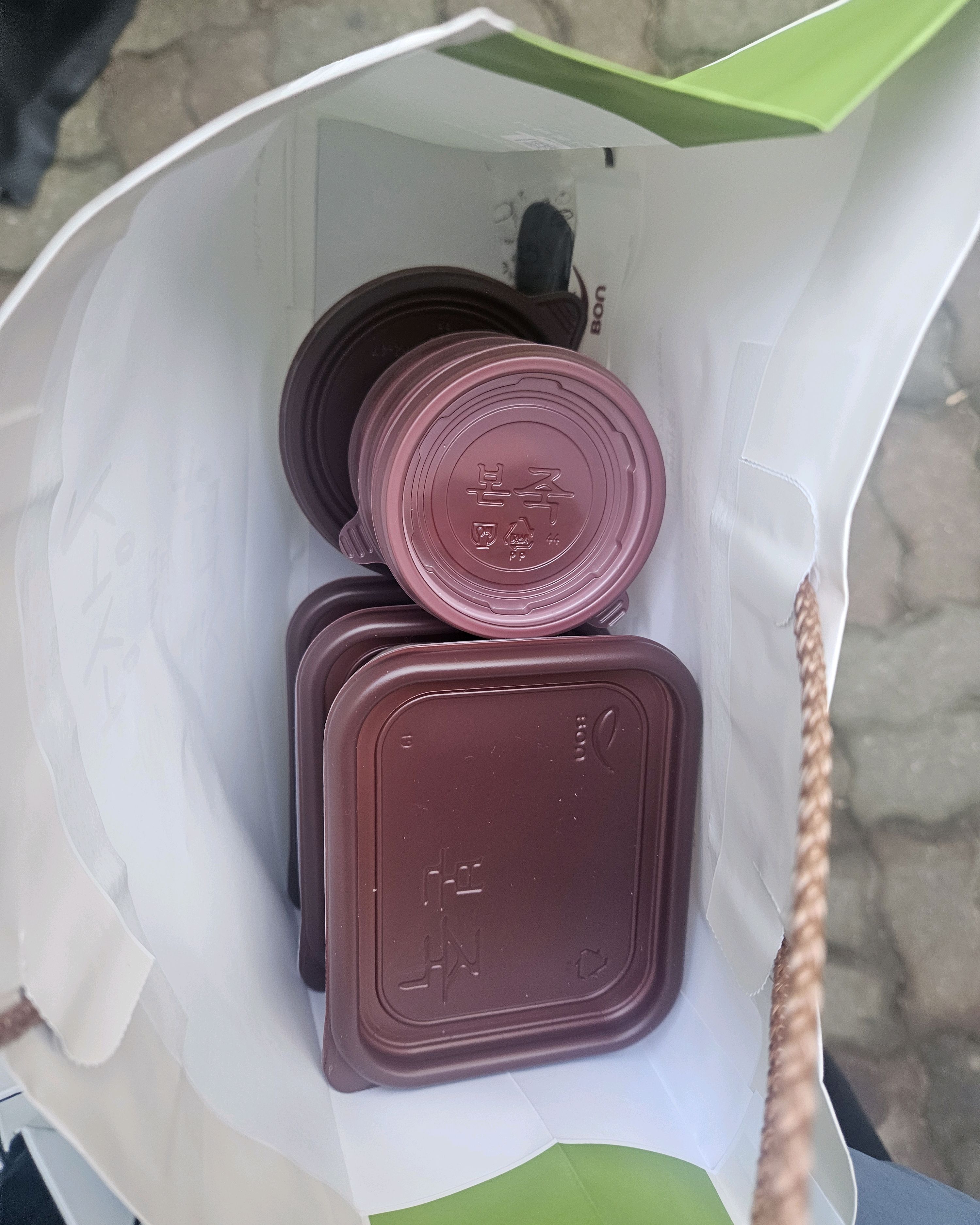 네이버로 주문하고 픽업했어요. 주인 여자사장님 친절하시더라구요. 죽도 3등분으로 할수있어서