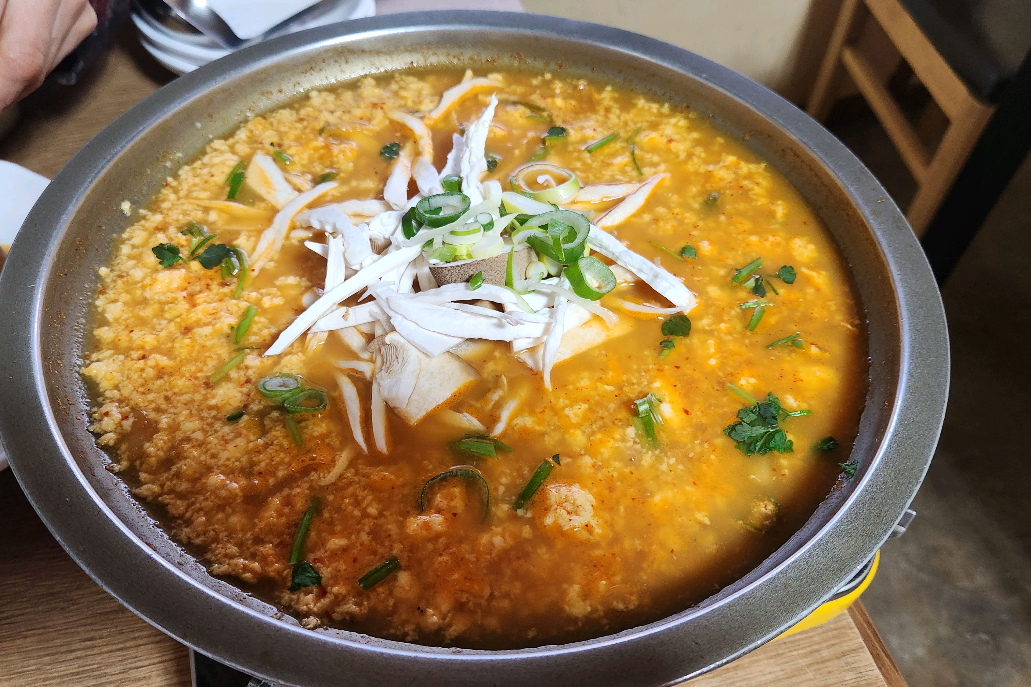 시장을 반찬 삼아 먹었지만, 간이 세고 순두부와 반찬 모두 짰습니다. 위가 따끔거릴 정도네