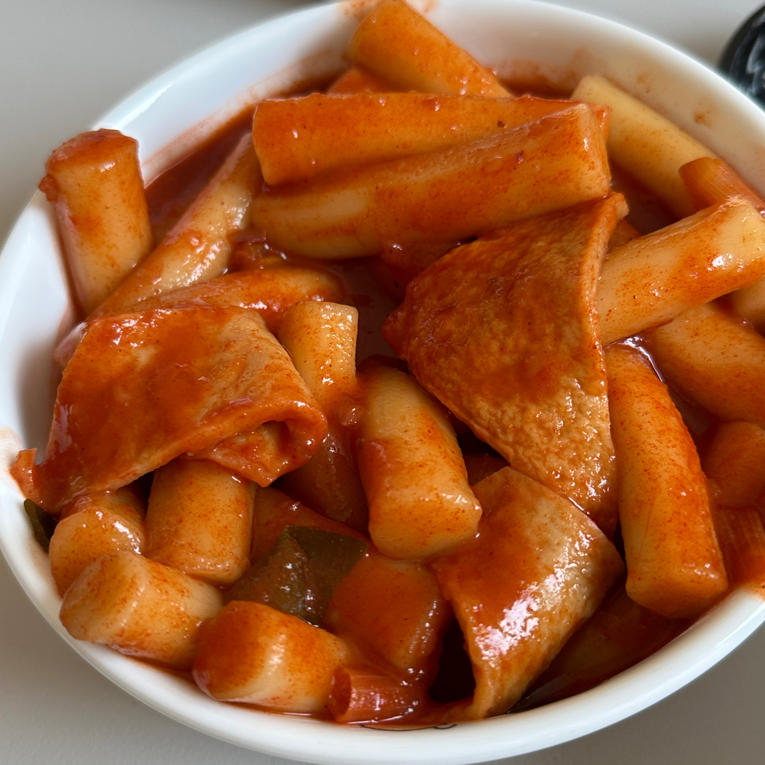 암사 친구가 여기 떡볶이 맛있다해서 찾아가서 포장해왔네요. 양이 푸짐하고 진짜 떡볶이가 맛