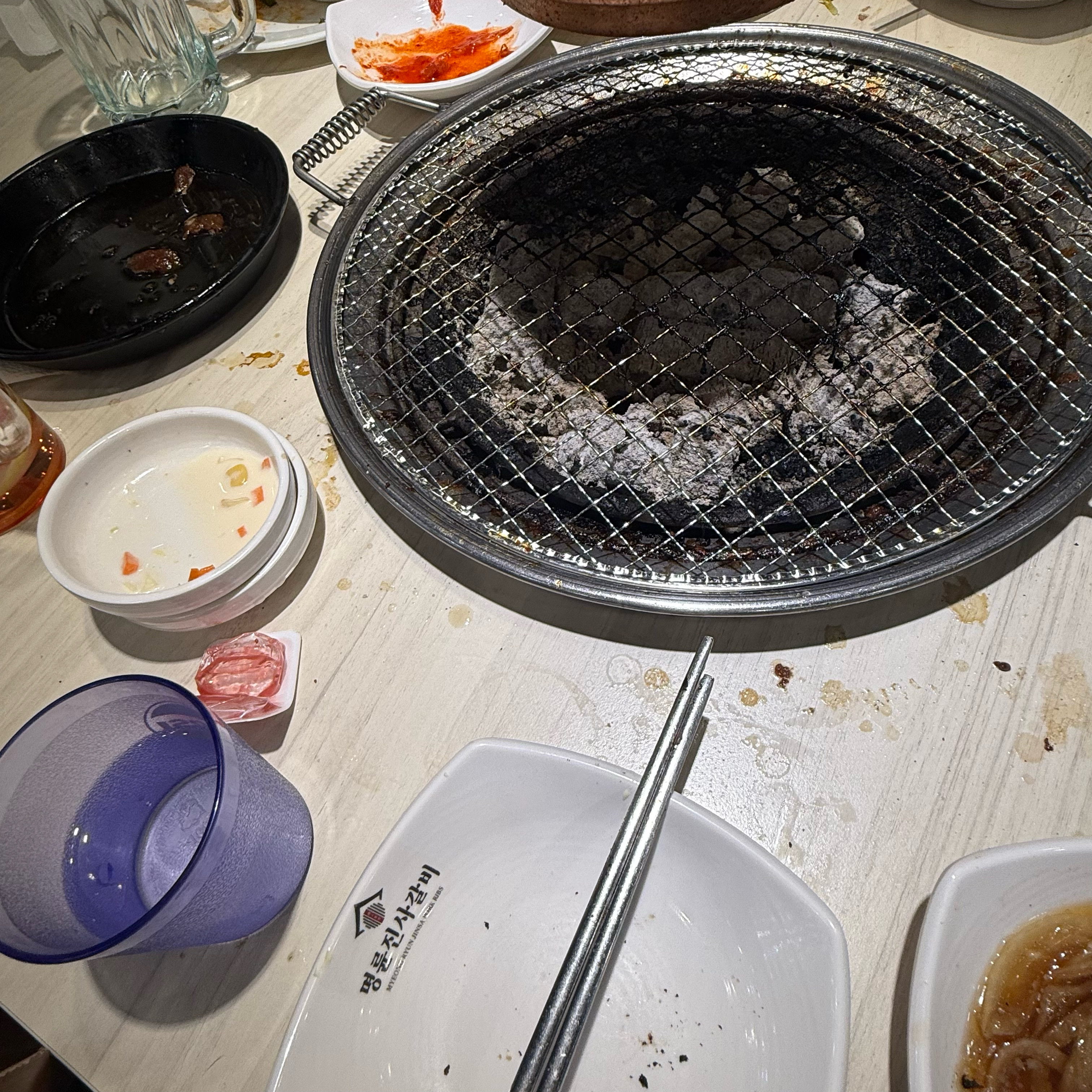 오랜만에 명륜진사 갈까해서 들렀습니다. 역시 보장된 맛이어서 그런가 반찬도 그렇고 고기도