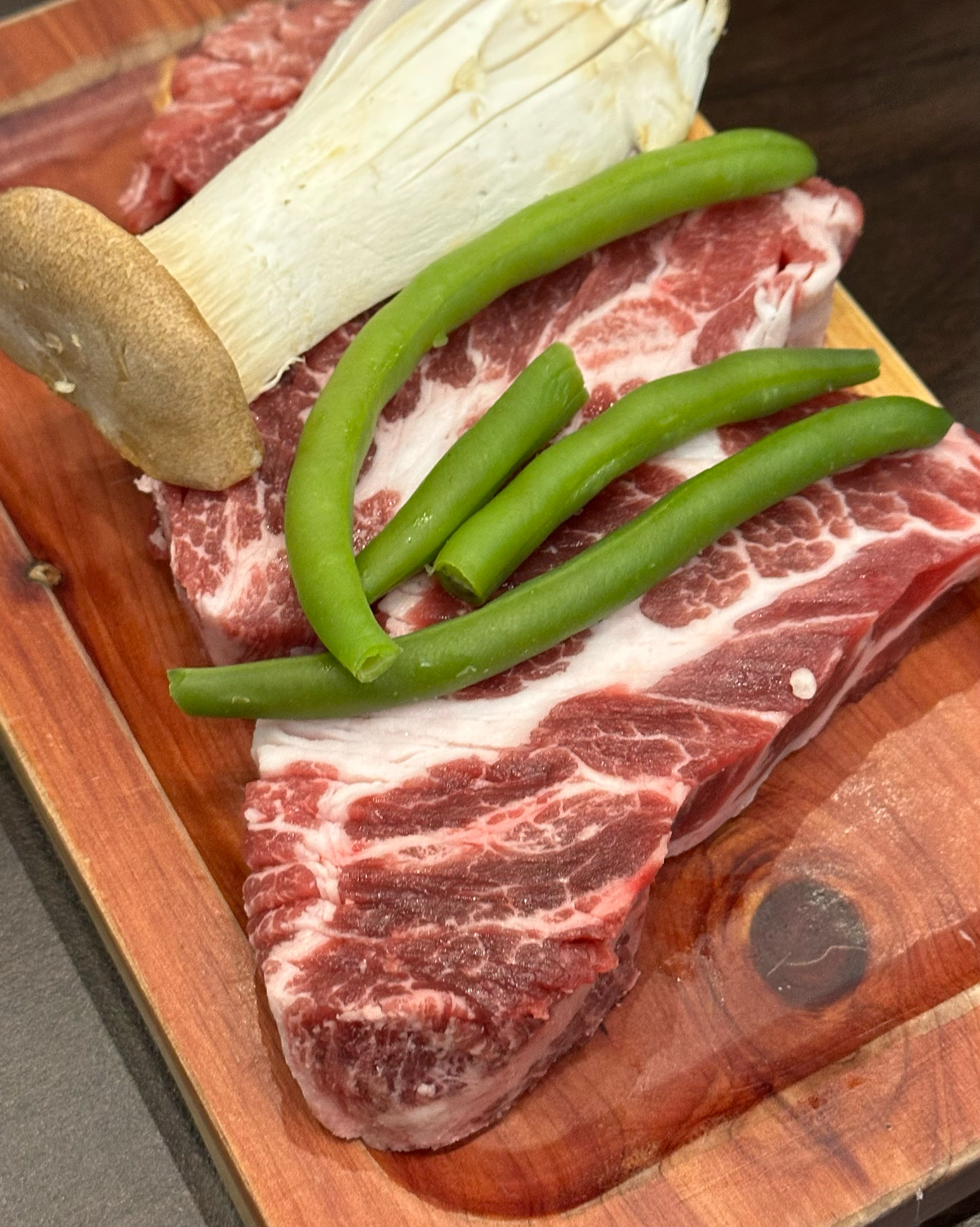 역시 천안 목살 맛집 통삼국이에요. 고기도 다 구워주셔서 편하게 먹을 수 있었어요! - 불당동 맛집 TSG 통삼국 신불당점