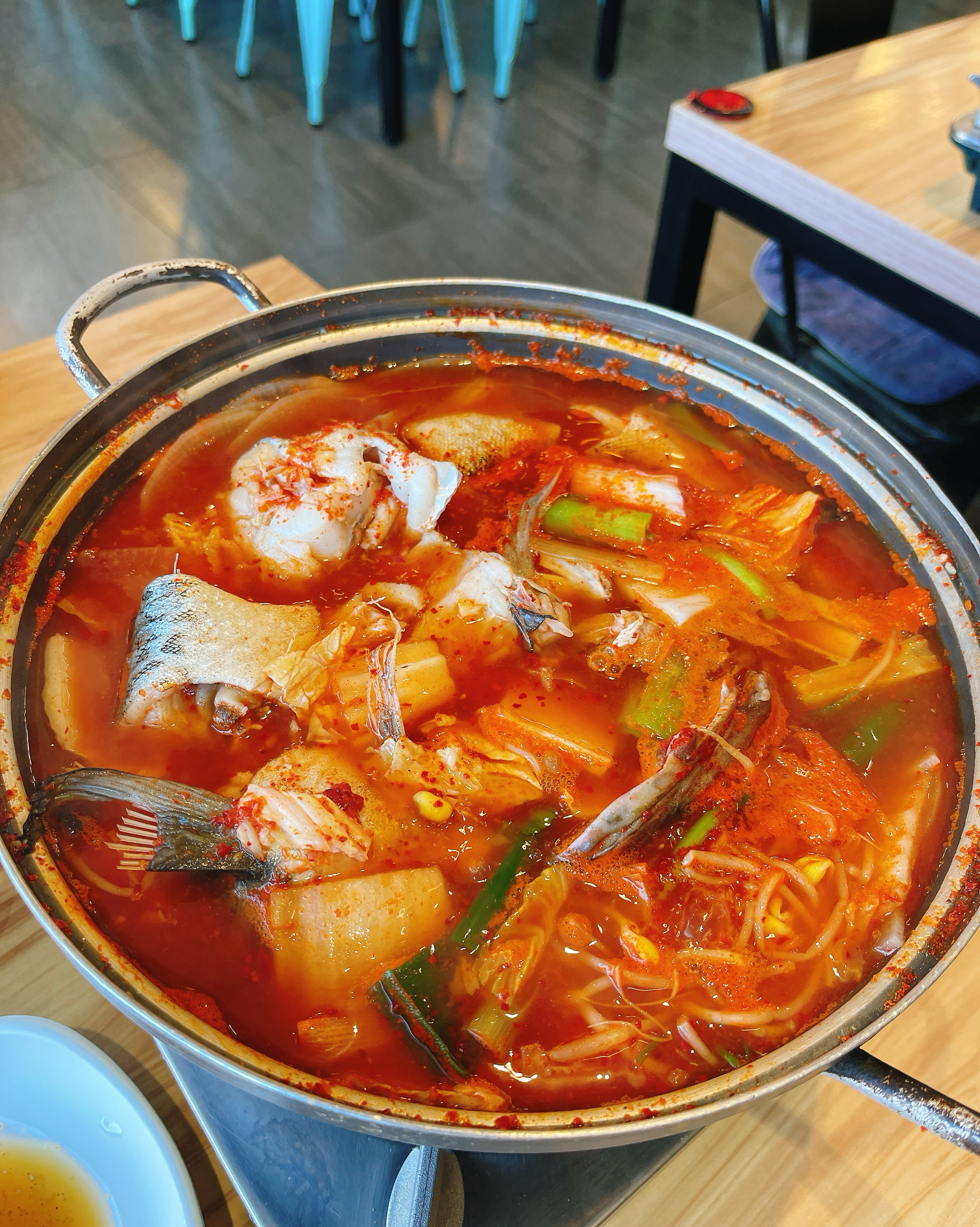 깔끔하고 시원한 국물맛. 지나가다 우연하게 갔는데 잘 찾았네요 맛있게 잘 먹었어요 친절한