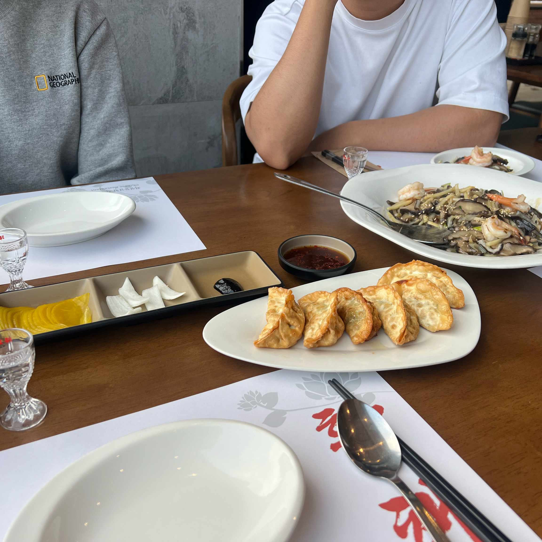 지인들과 식사했어요! 단체모임이나 회식자리로 여러 메뉴 시켜서 나눠먹기에 좋아요. 먹었던 