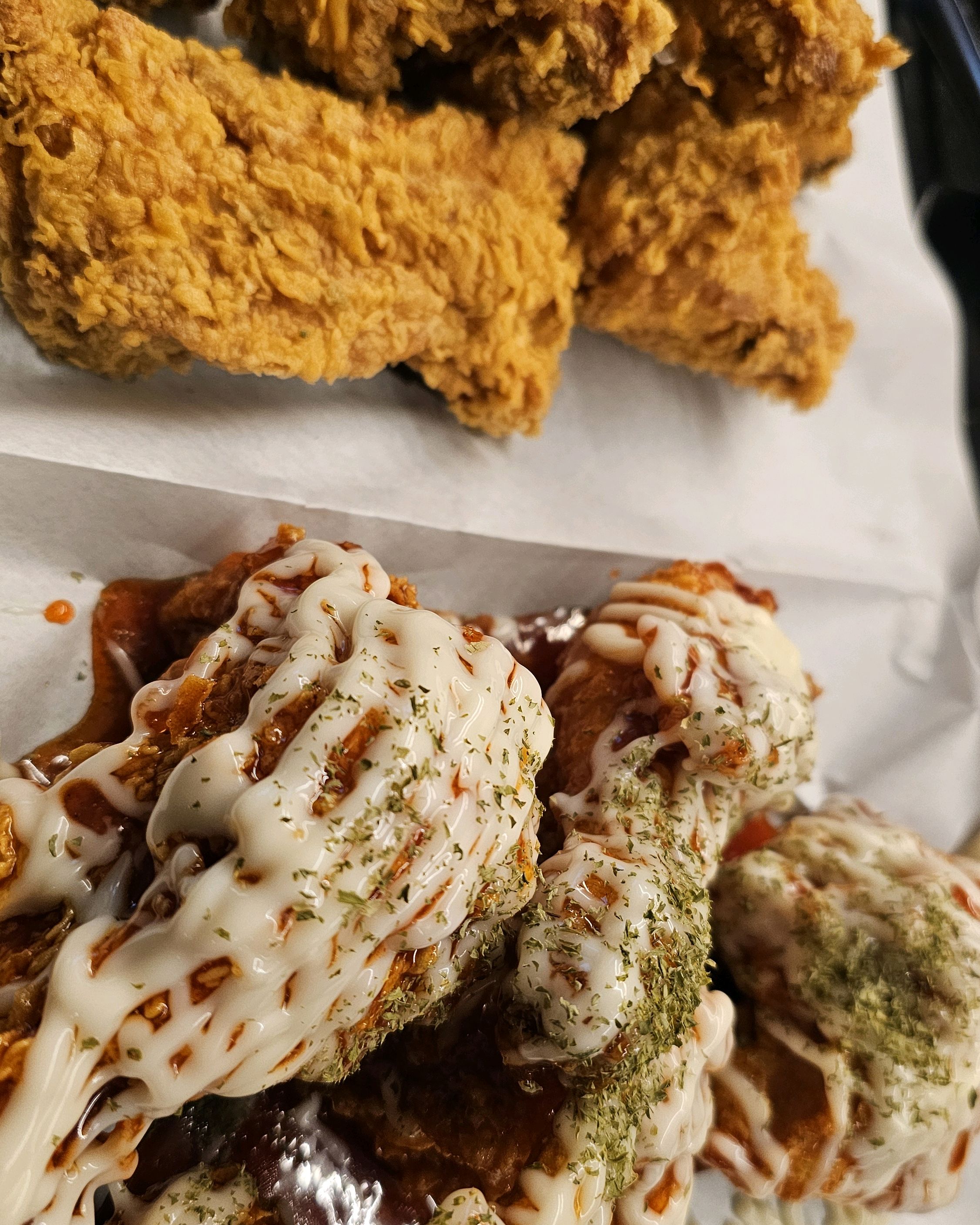 치킨이 정말 맛있었어요! 기름이 깨끗한게 먹으면서 느껴졌습니다! 술을 시키면 나오는 기본안