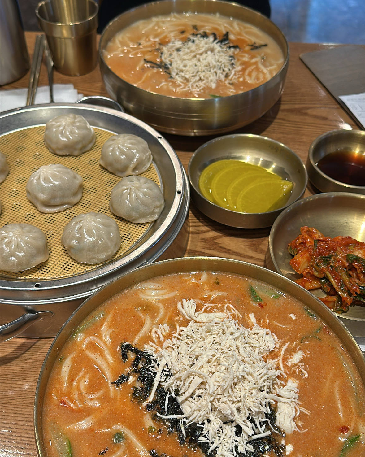 부산 놀러와서 뭐 먹지 고민하다가 닭칼국수가 제일 많이 뜨길래 먹으러 왔는데 맛있네여 얼큰