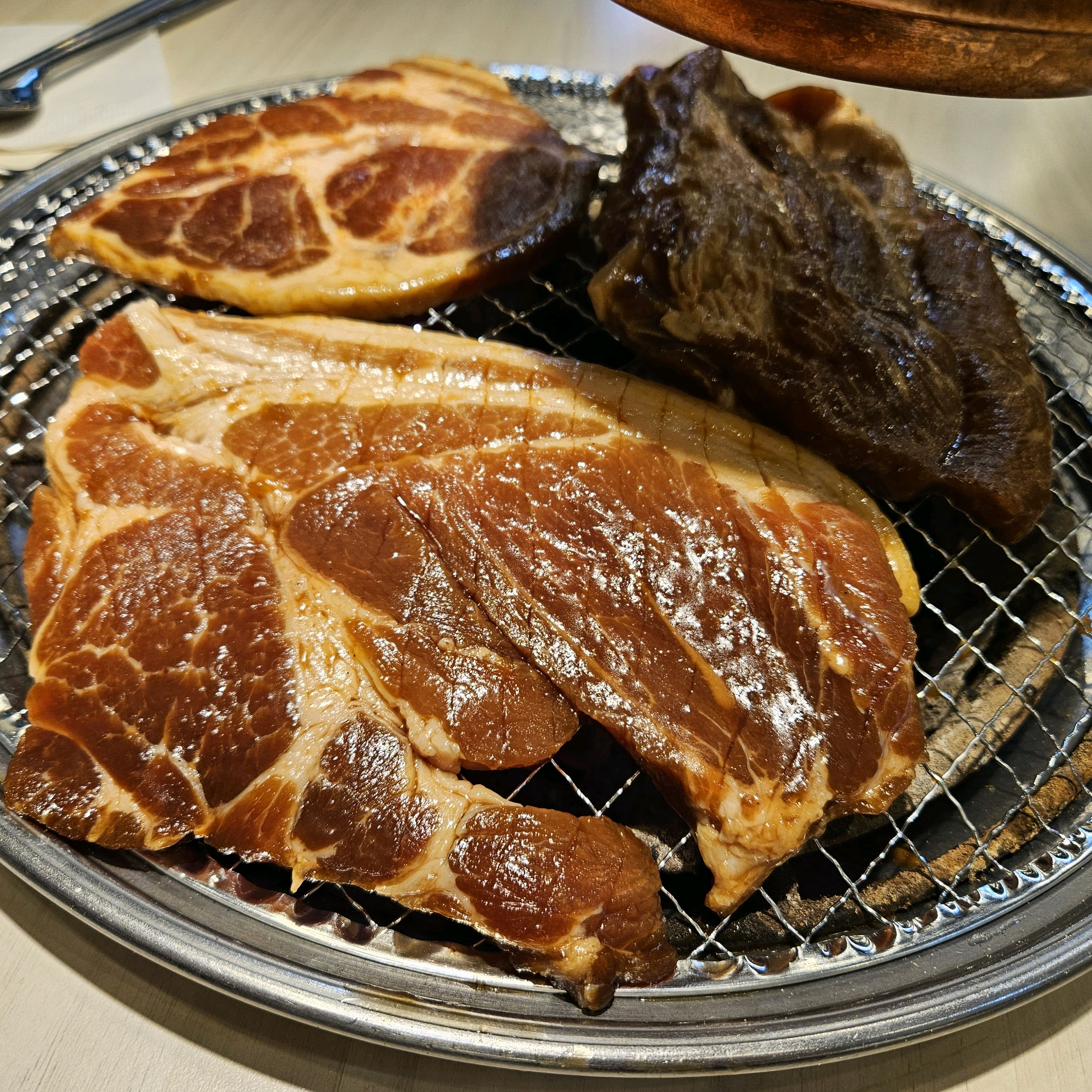 돼지갈비 맛있어요!!! 마늘은 진짜 맛없음!!!ㅋㅋㅋㅋㅋ 9명 3테이블로 먹었는데 우용이오