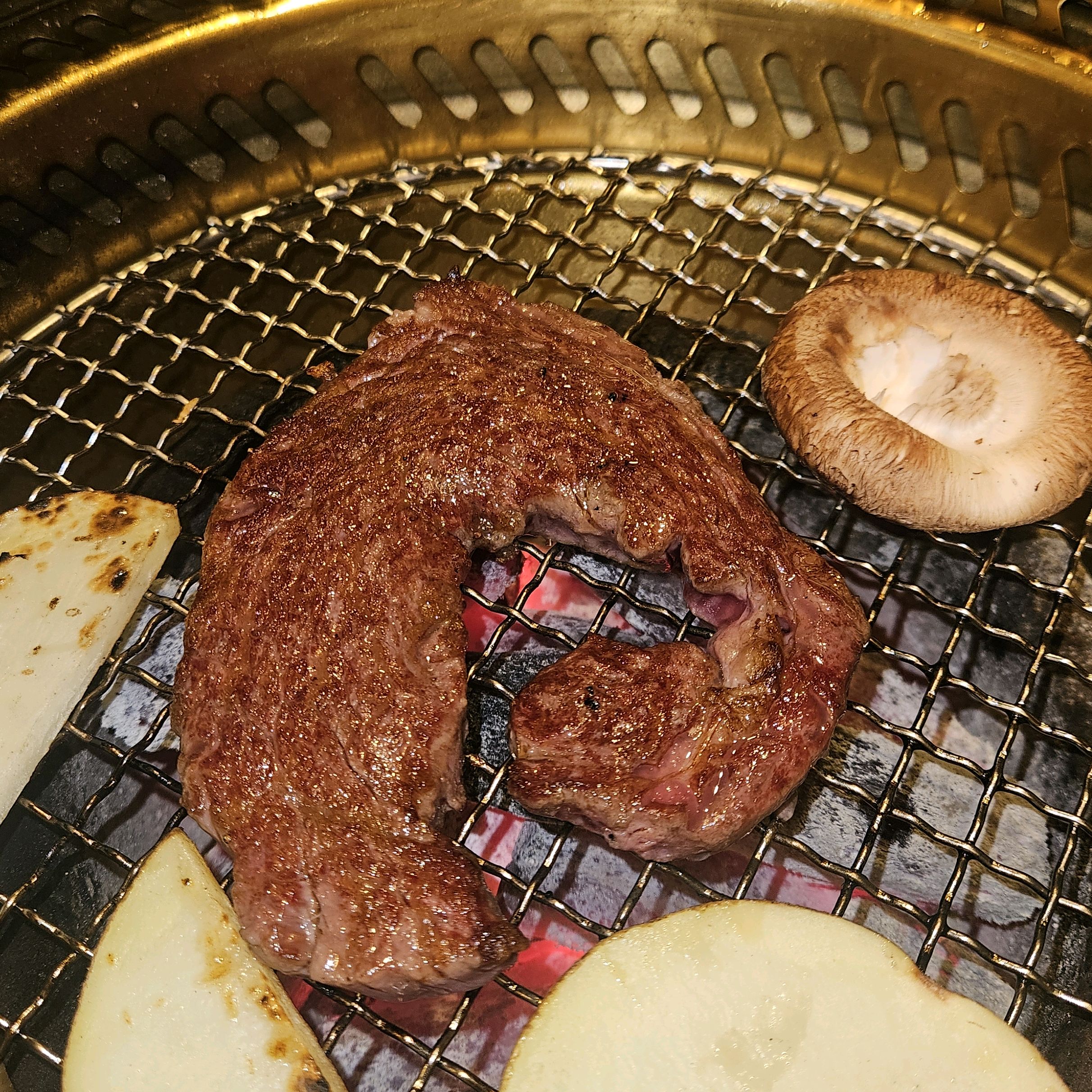 친절하신 사장님이 반찬도 떨어질때마다 금방금방 채워주시고 먹는 법도 안내해주셔서 넘 맛있게