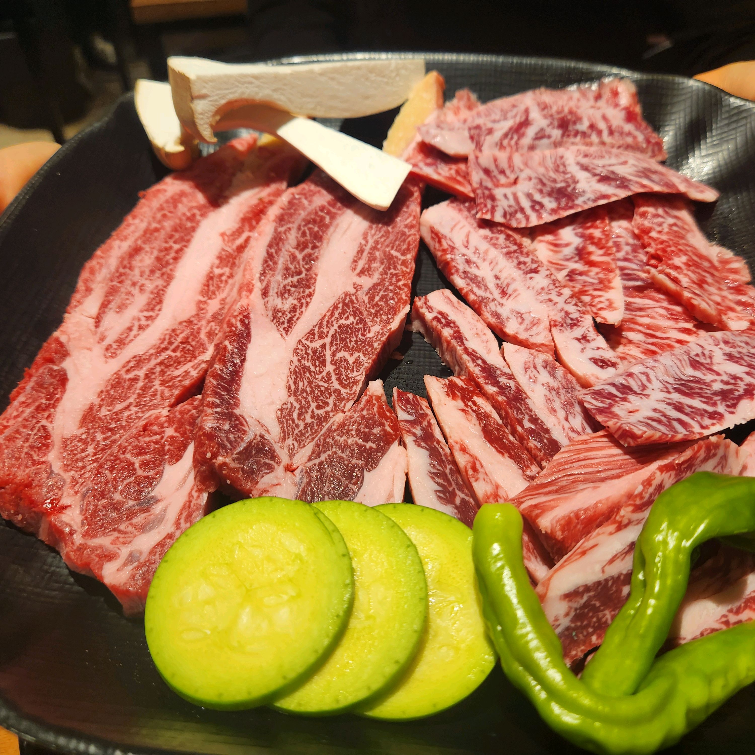 우겹다짐에서 너무 맛있는 저녁 식사를 했어요~! 꽃등심, 늑간살, 갈비업진살에 육회까지~