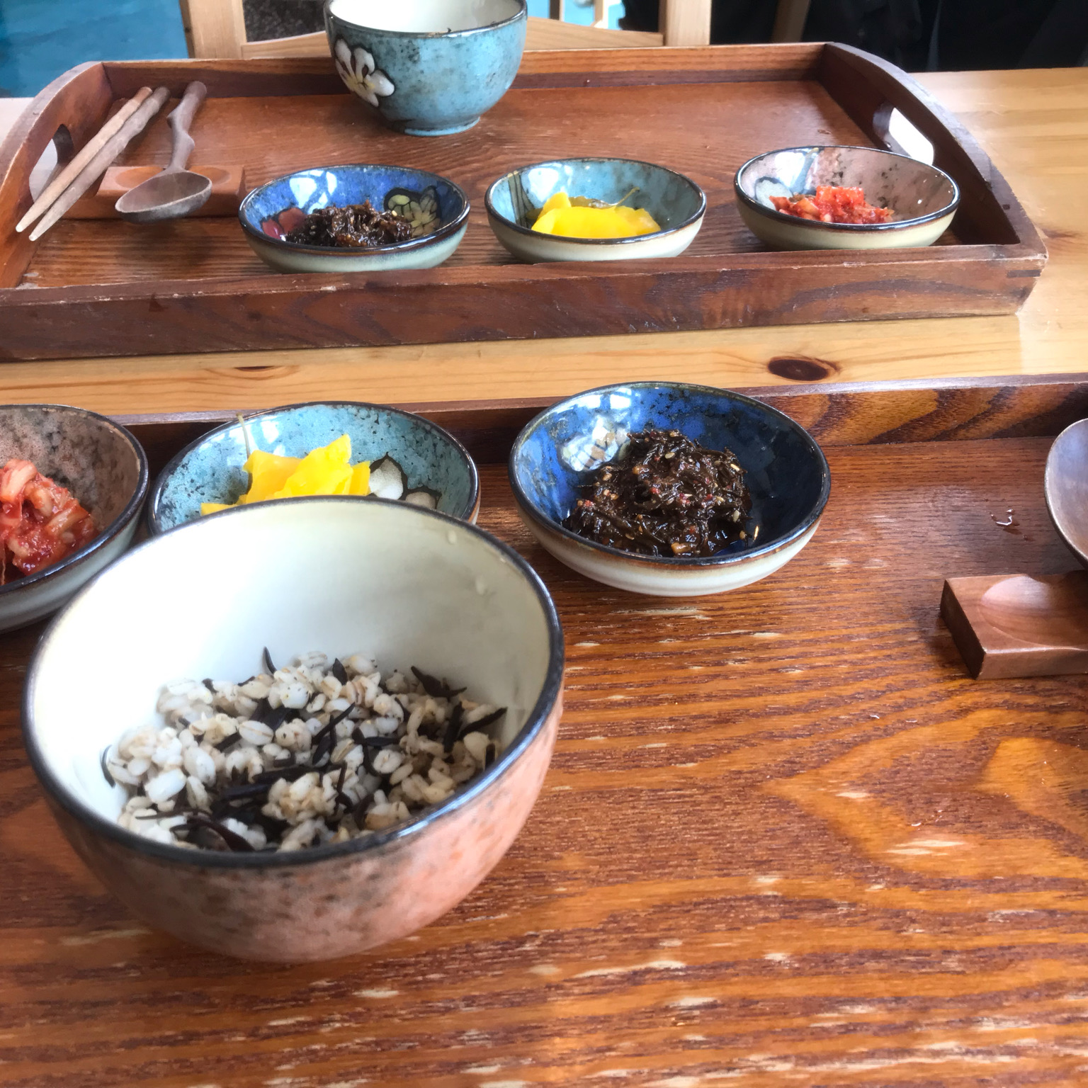 식전밥이라고 톳보리밥 약간을 주시네요. 쌈장 같은 것에 비벼 맛있게 막었어요 - 제주 맛집 바당길 서귀포점