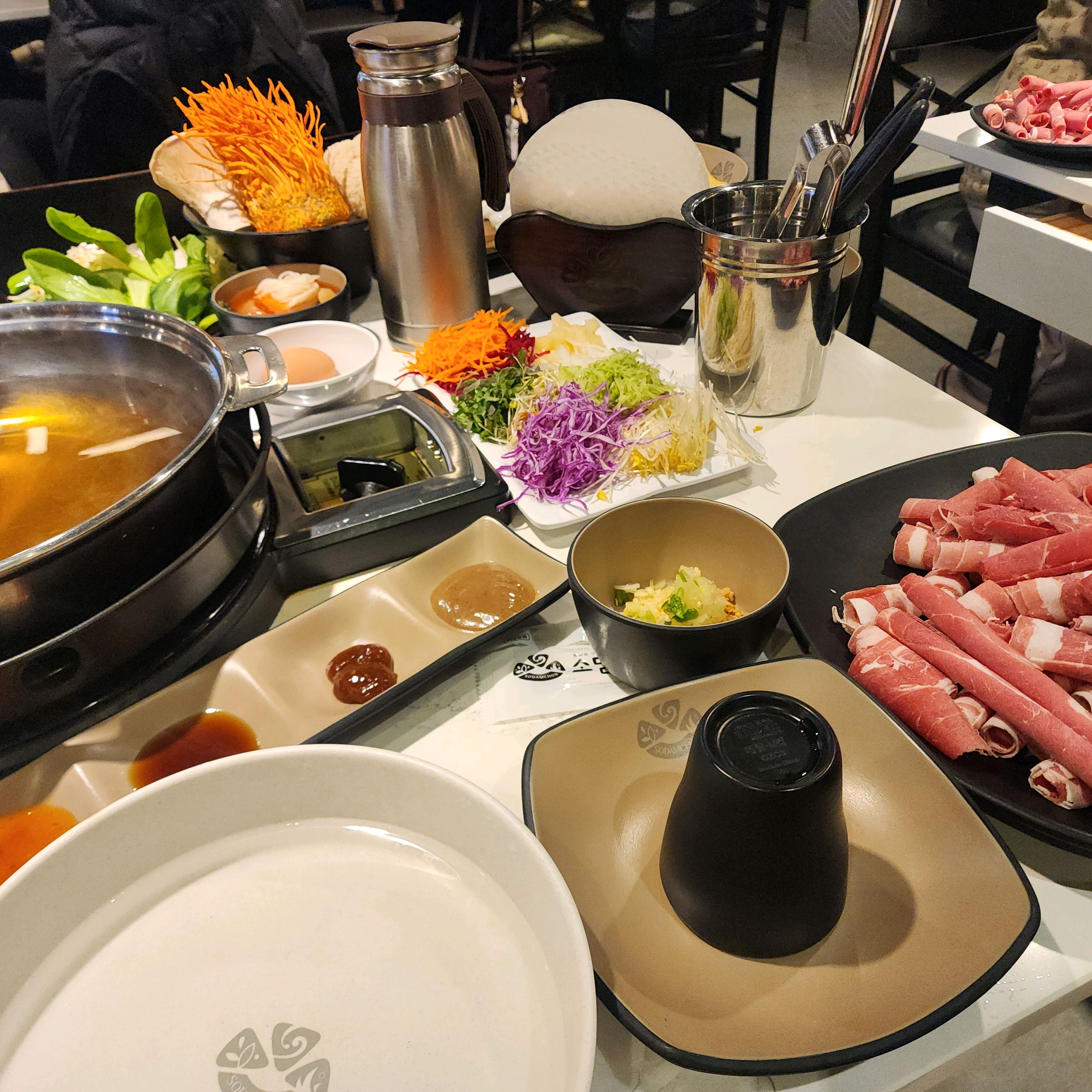 차음인데 샤브샤브 재료가 신선하고 여러가지 버섯이 쫄깃하고 맛있어요. 마라탕하고 순한맛 반
