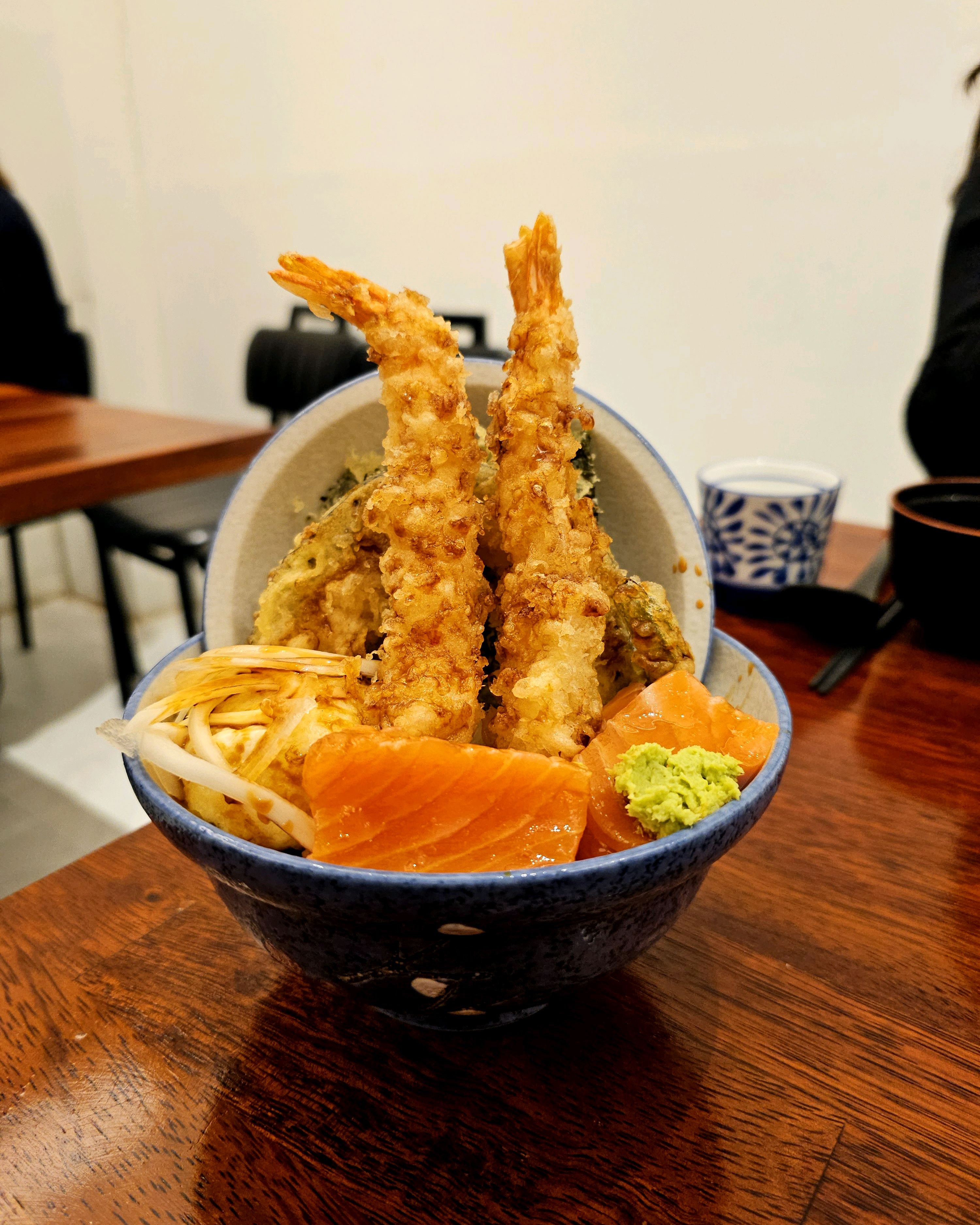 튀김이야 맛있는거 알고 있었는데 연어랑 육회도 엄청 맛있네요. - 제주 맛집 513텐동