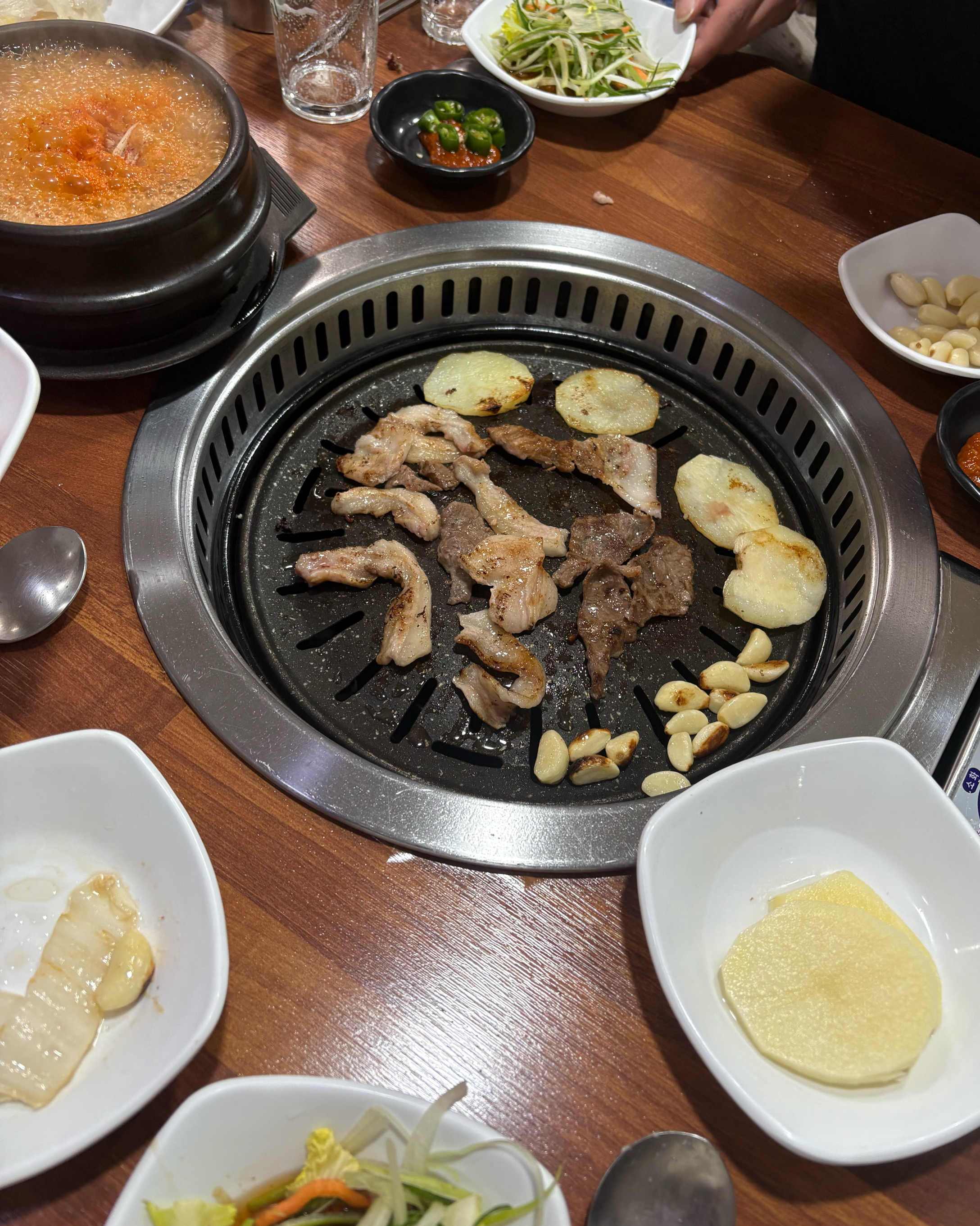 와.. 저 원래뒷고기 안먹는데 진짜루 너무너무 맛있아요!! 때깔부터 다르구요 사장님 너무