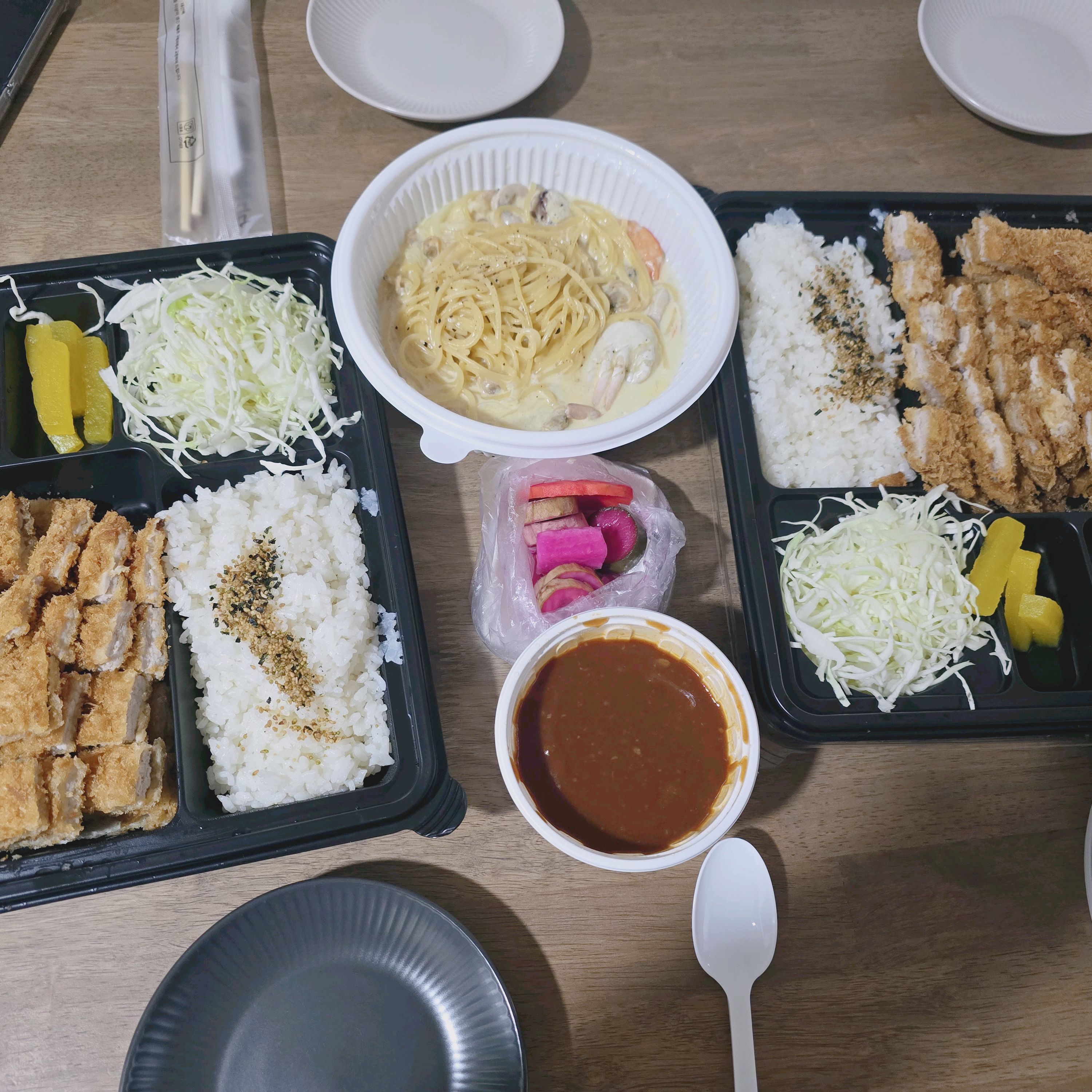 포장 주문후 10~15분걸린다고해서 가서 잠깐기다렸어용 소스 엄청많이주시고 ㅎㅎ 양도 엄청