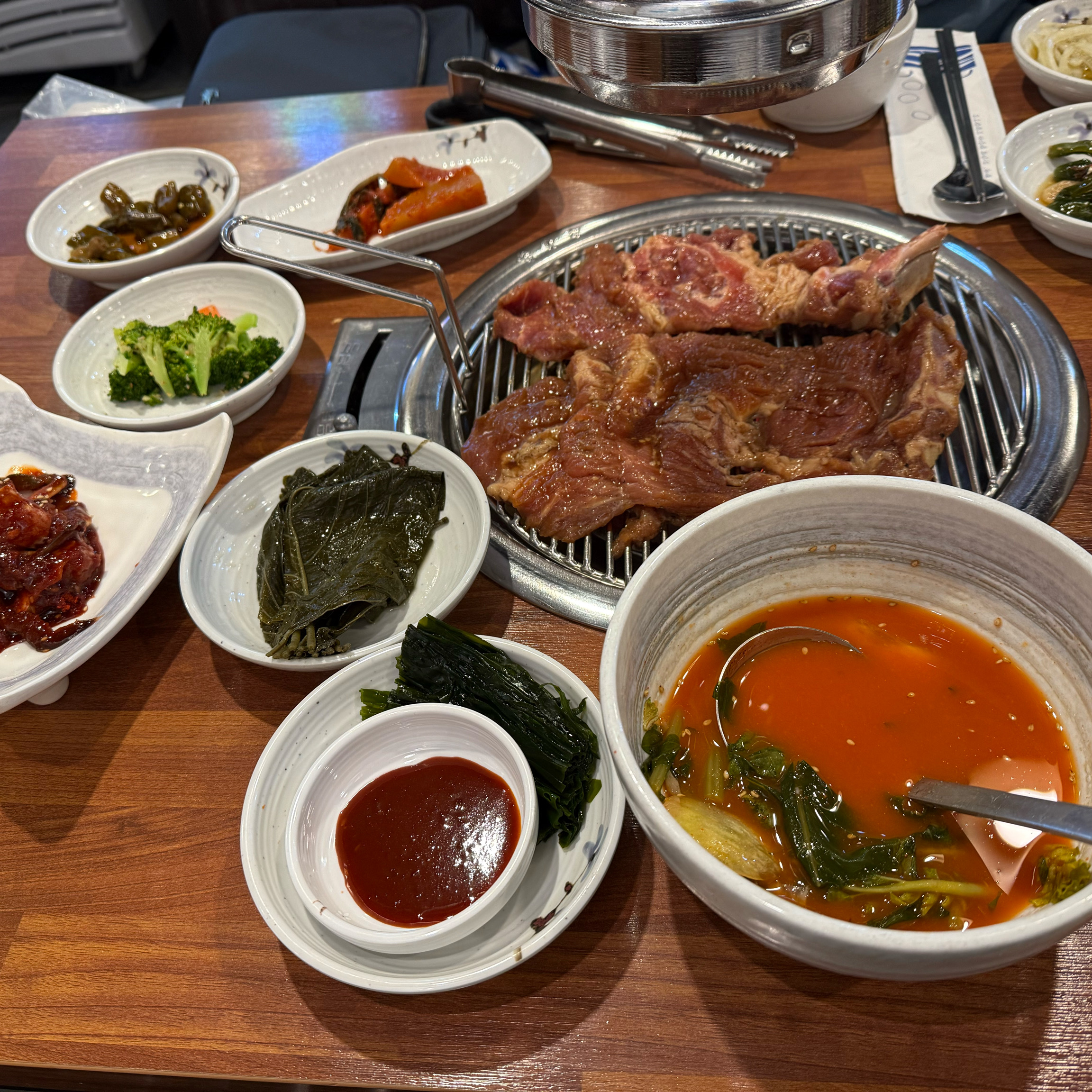 정갈한 반찬이 다양하게 나옵니다 - 천호동 맛집 1등돼지숯불갈비