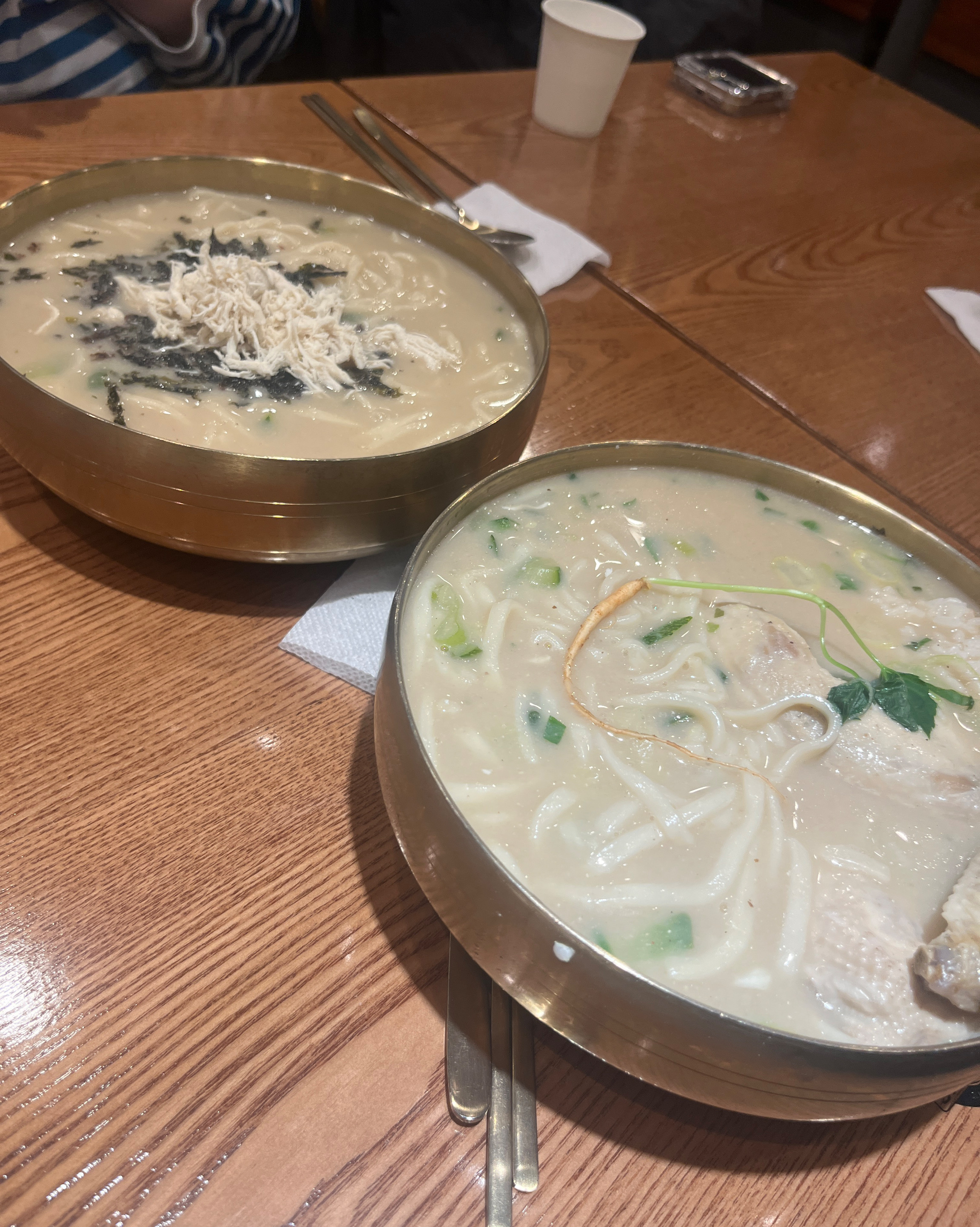 매장 내부도 넓고 서비스도 친절해서 너무 마음에 들었어요. 칼국수 양도 많고 맛도 맛있어서