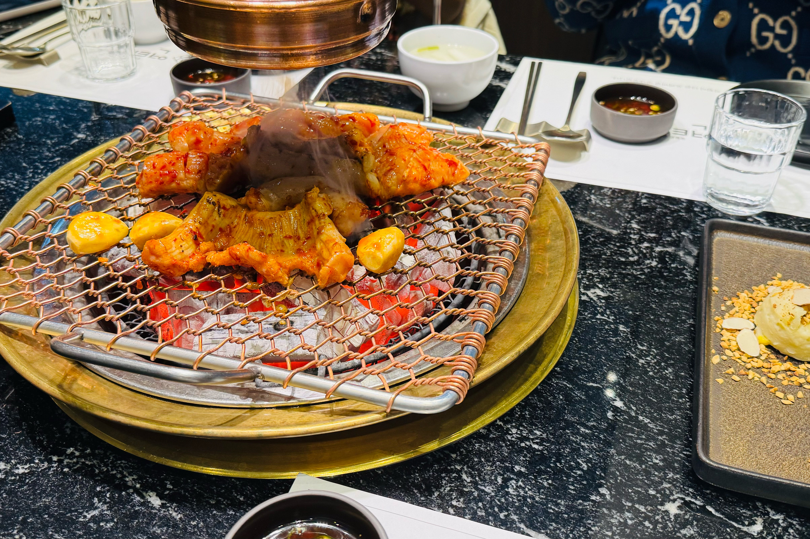 가격이 사악하긴 하지만 맛도 있고 구워주셔서 편하게 먹을 수 있어서 좋아요. 양밥은 그저그
