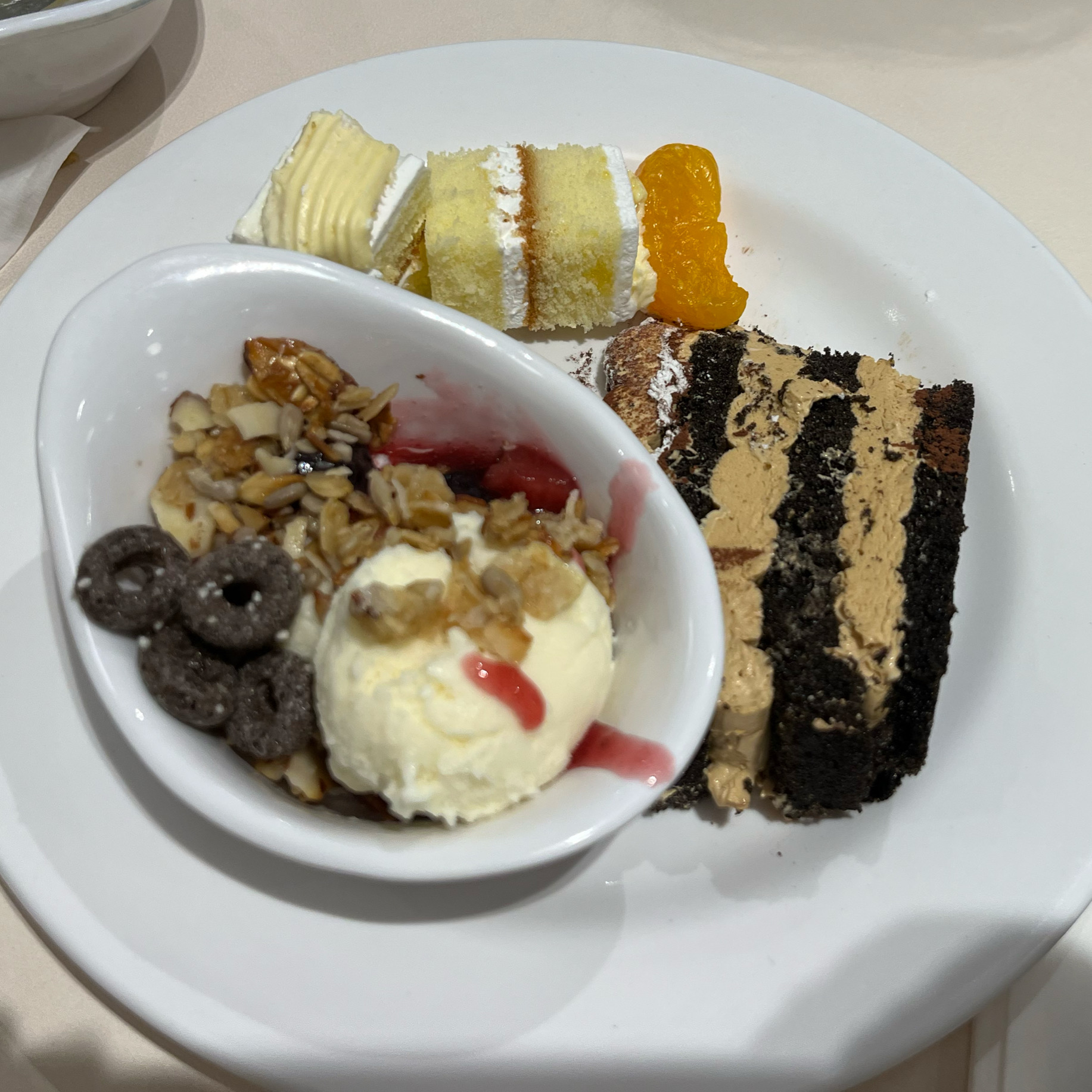 맛은 있지만 갈 때마다 늘 비슷해서 손이 가는 음식이 많지는 않아요..! 그래도 가격대비