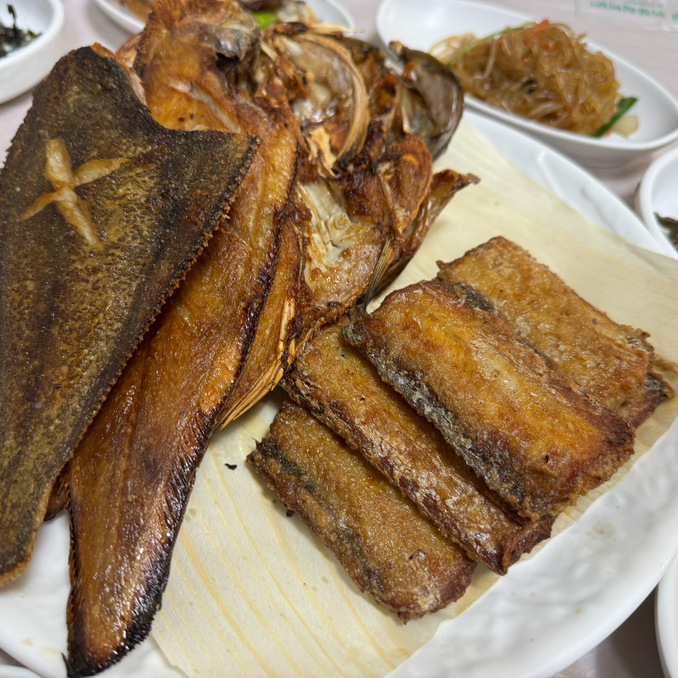 역시 밥상은 전라도 밥상이랑게 생선도 튼실허고 아따 맛나네잉~ 맛난 밥 잡수러 퍼뜩 오소잉