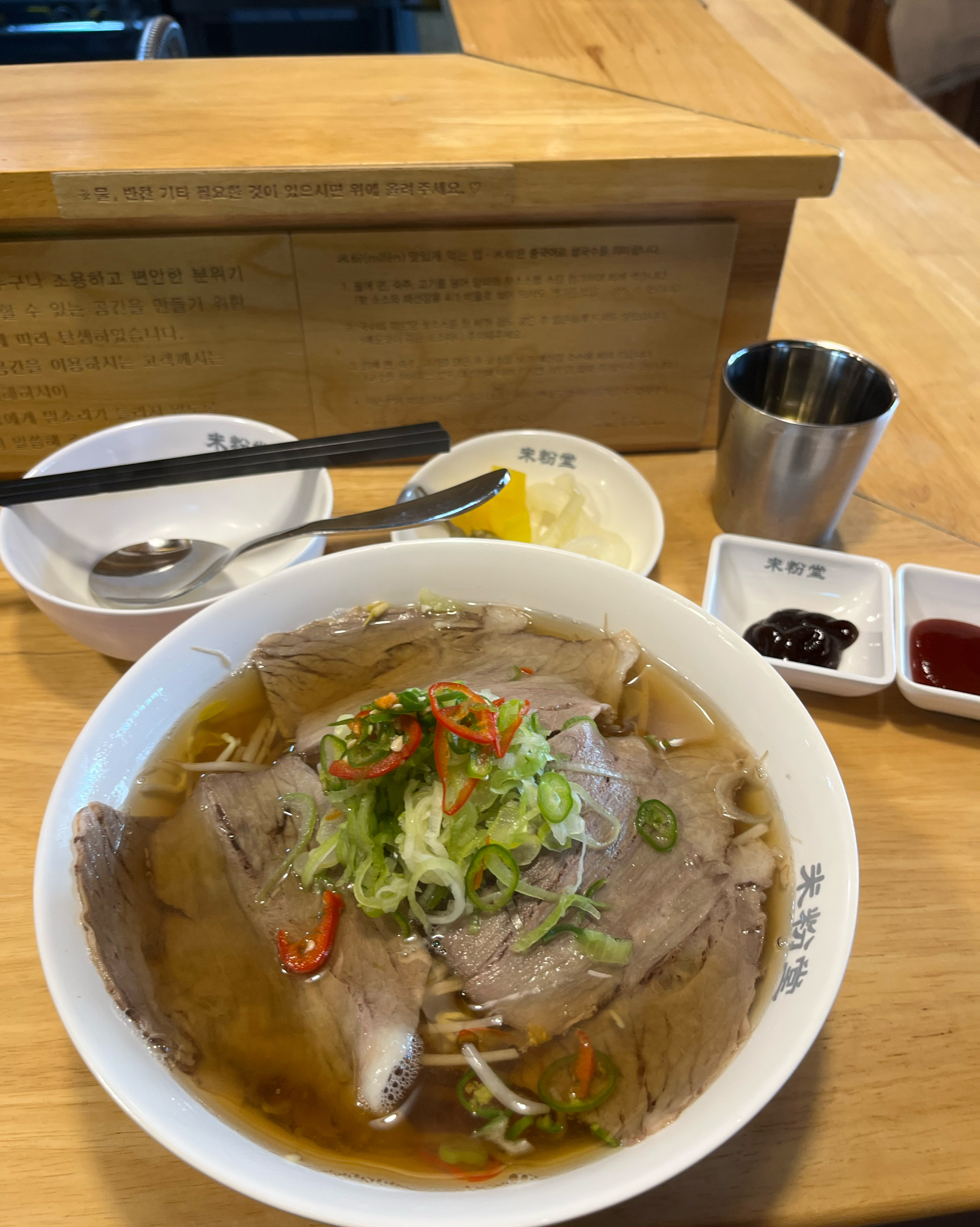 차분한 분위기 속에서 맛난 여러 소스를 잘 섞으며 면을 리필해서 배부르게 먹을 수 있는 곳