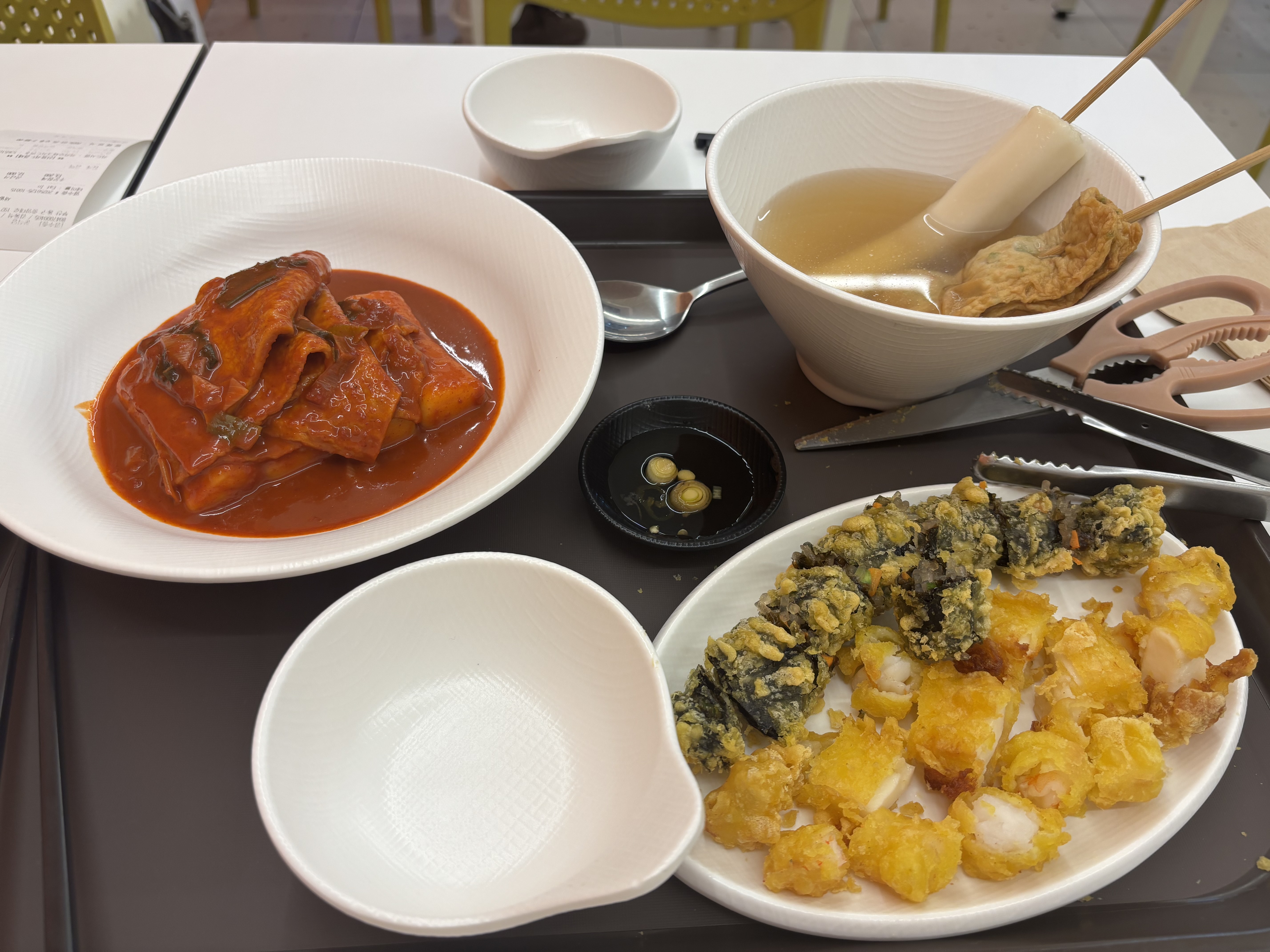 일단 깔끔한 인테리어를 보고 방문하게됐고 맛도 좋아요! 떡볶이는 맵찔이기준 살짝 매콤? 넘