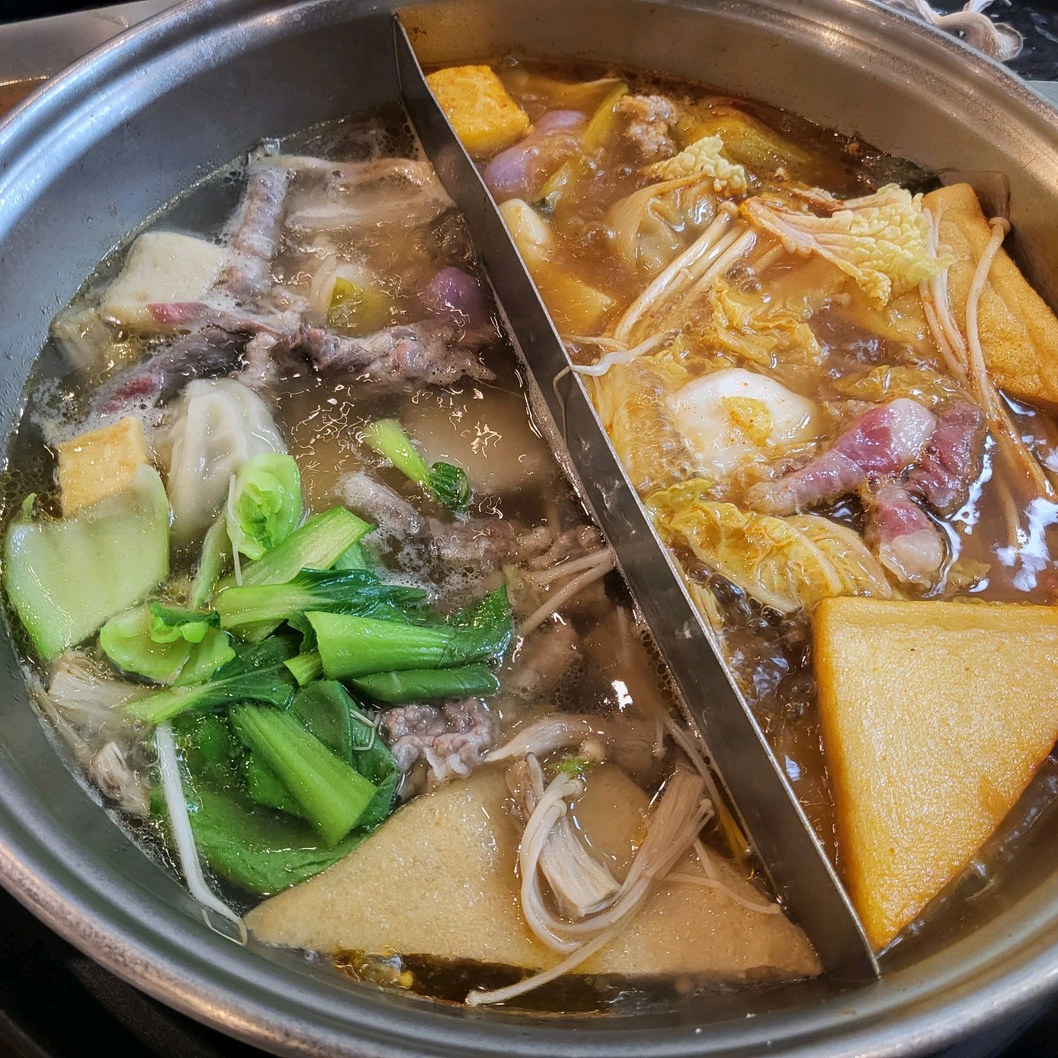 점심은 14,900원인데 가성비 너무 좋아고 푸짐해서 정말 좋아요 평일점심에 갔는데 그 많