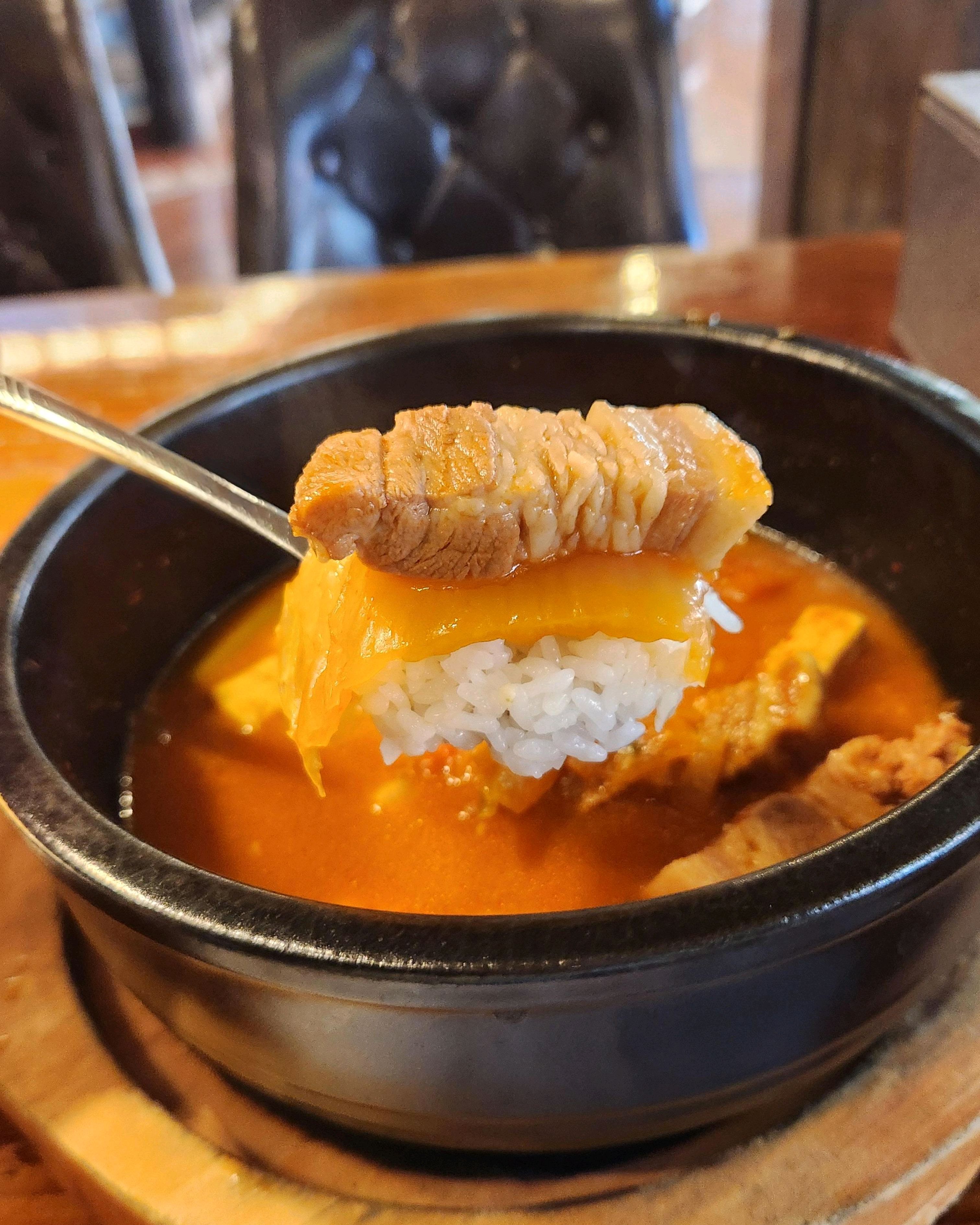 정성 가득한 맛에서 옛날 동네 고깃집이 생각났습니다 요즘 보기 힘든 추억의 맛! 김치찌개가