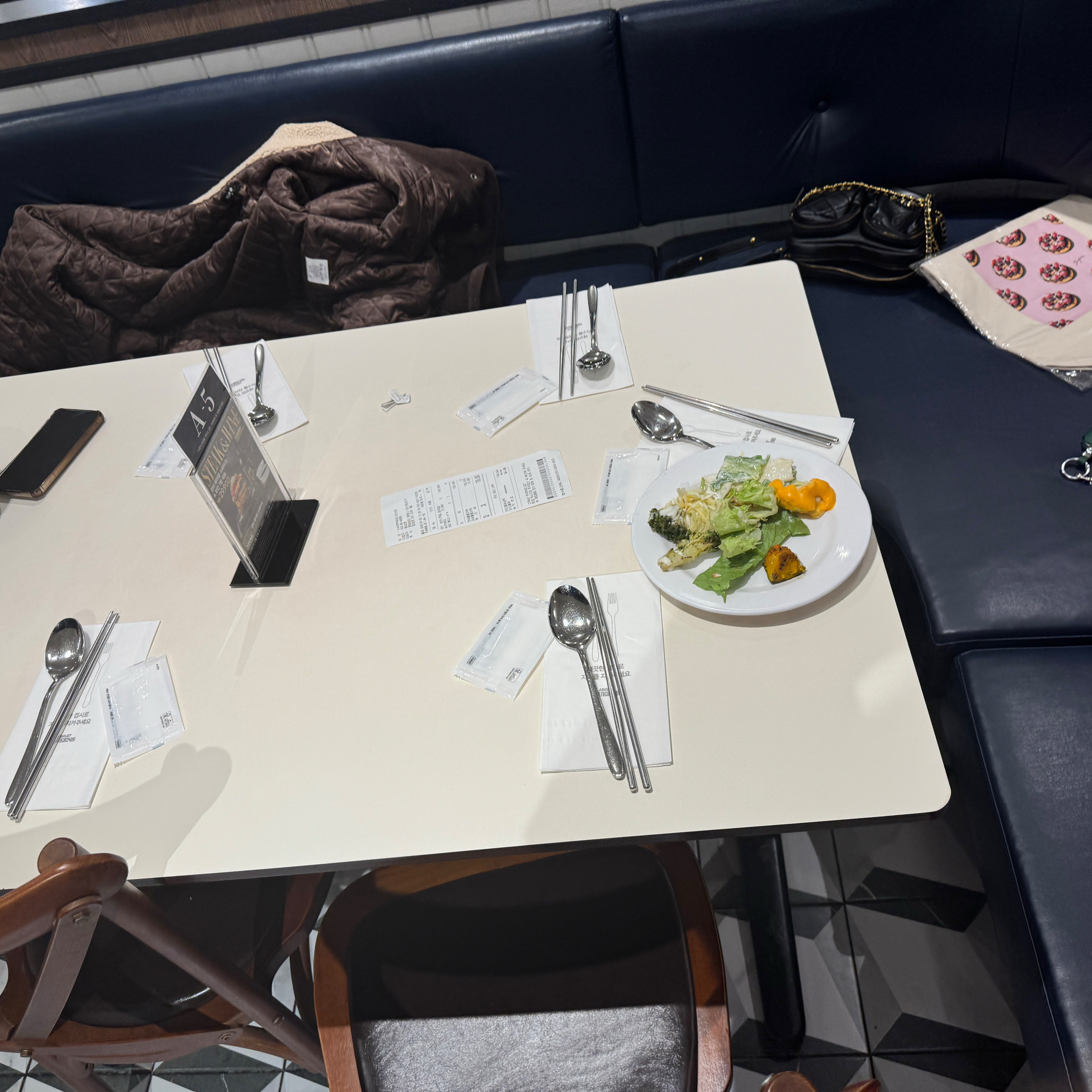 5인석 자리는 이렇네용 ㅋㅋ 테이블 좀 비좁슴돠 - 마산 산호동 맛집 애슐리퀸즈 신세계백화점 마산점