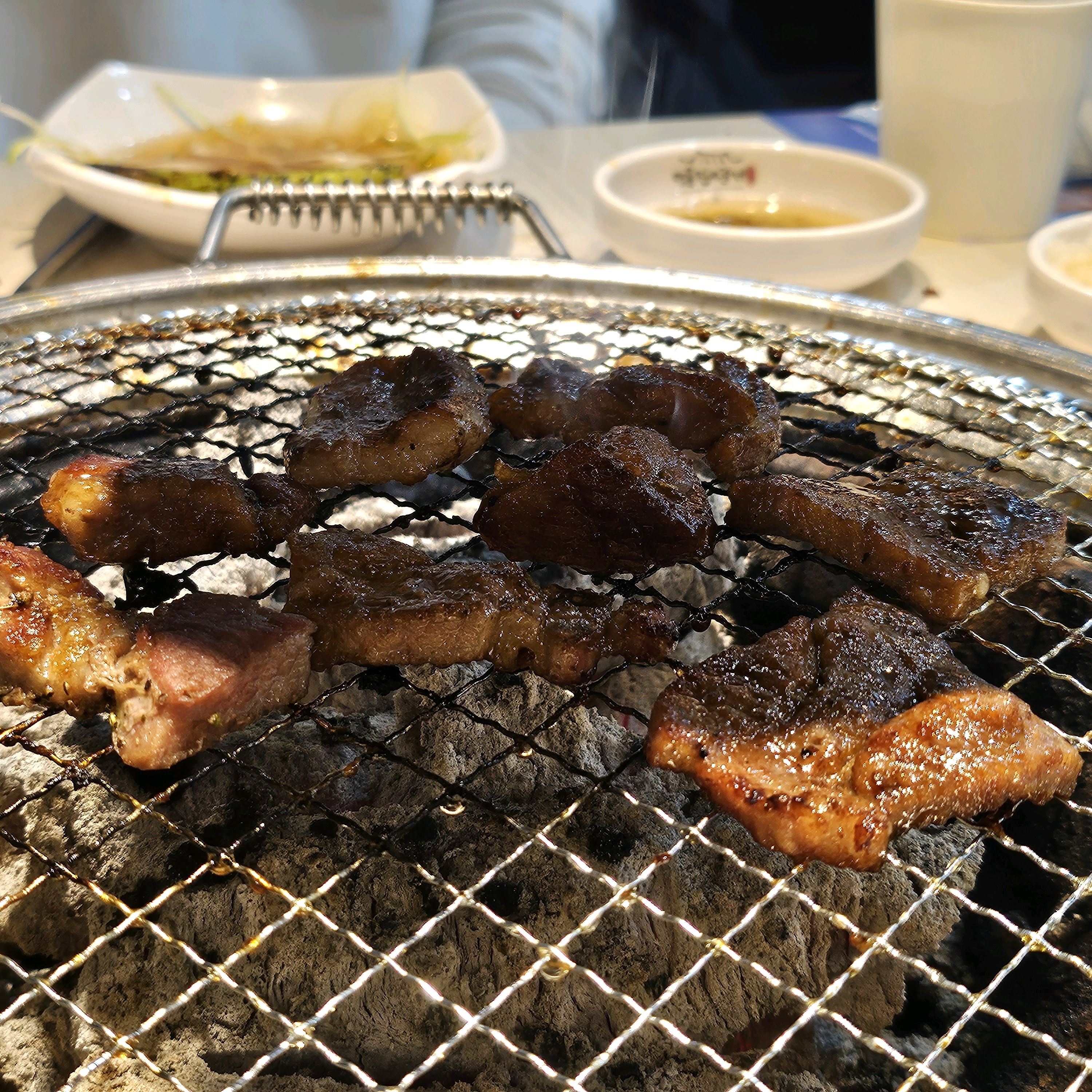다양한 종류의 고기와 사이드들이 입맛을 돋구고 즐거운 식사를 만들어 줍니다. 직원 분들도