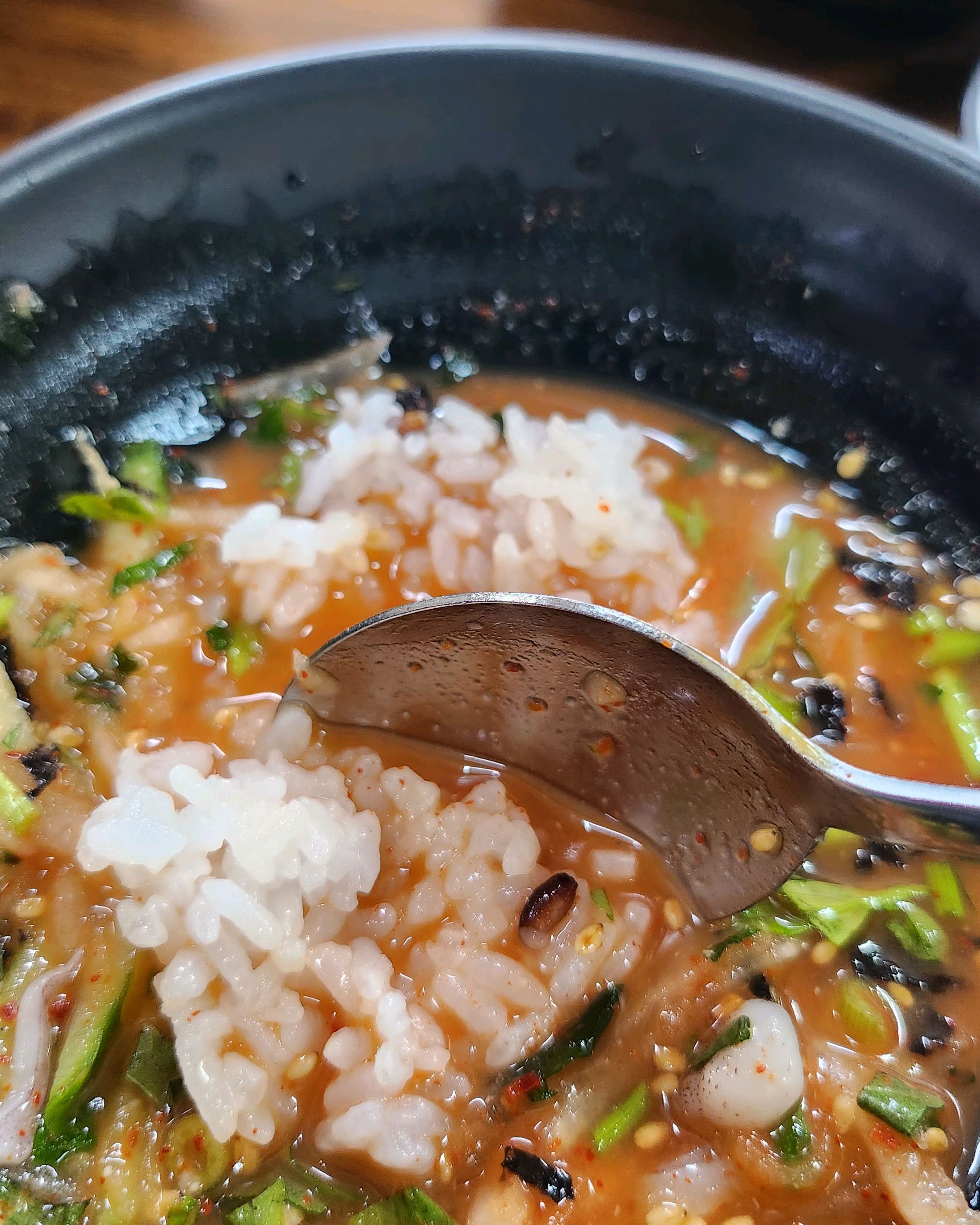 물회가 자극적이지 않고 미나리 향긋 하고 회도 싱싱하고  너무 맛있어요. 밥도 말아먹으면 