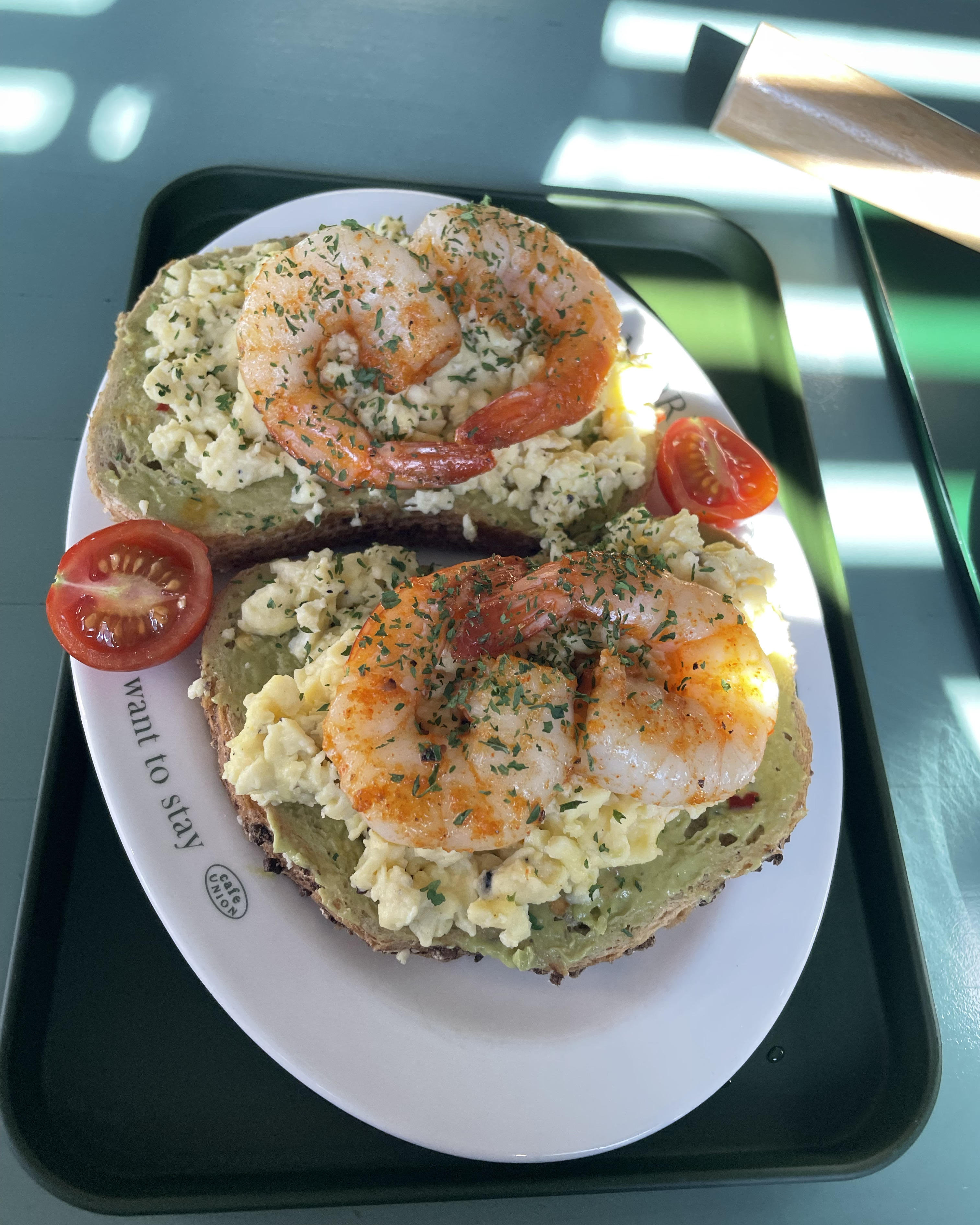 매장 넓고 깨끗합니다 오래 편하게있기 좋아요 에그인헬이랑 아보카도새우 샌드위치 맛있습니다