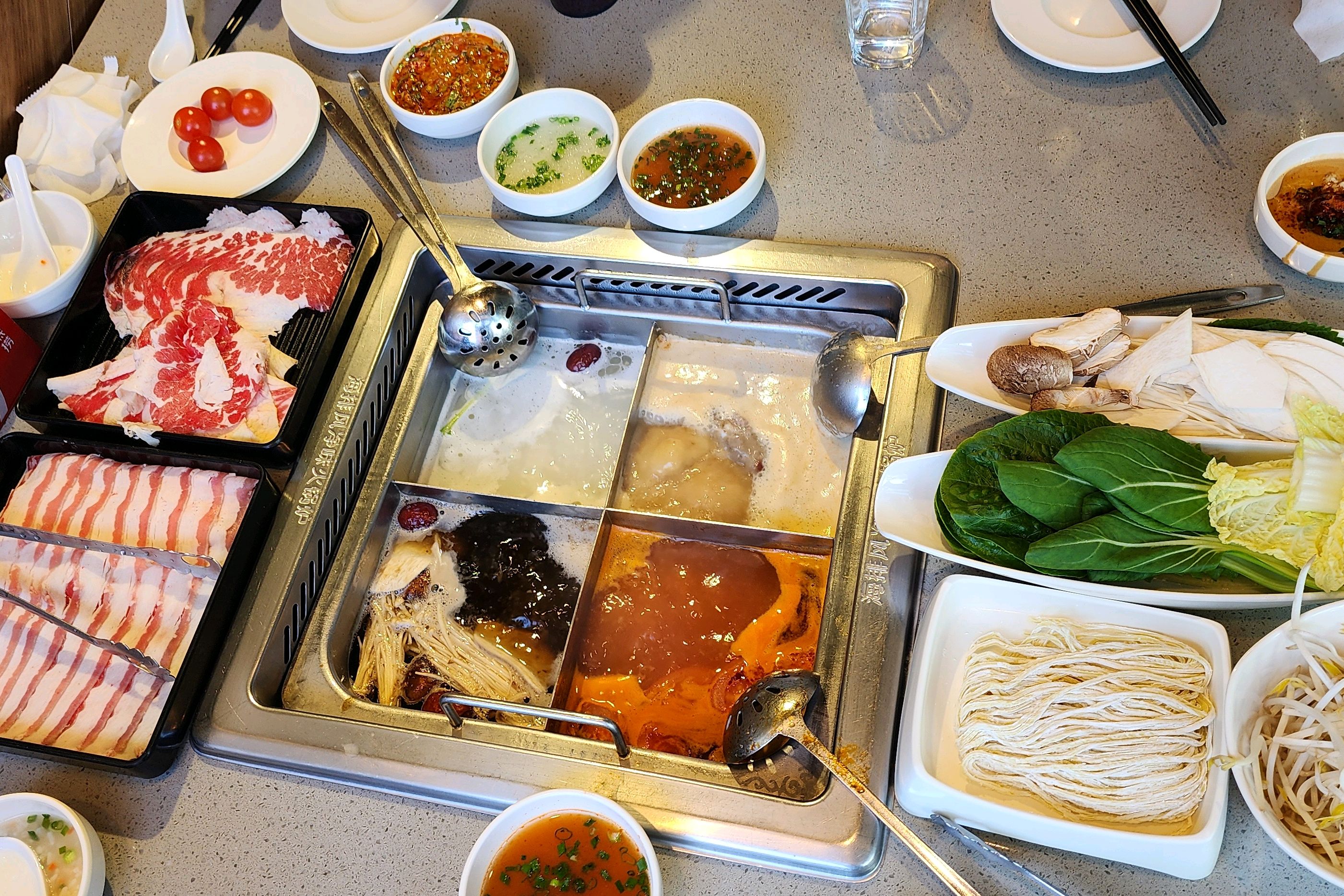 토마토가 들어간 마라탕이 참 맛있었습니다. 차돌박이도 맛있어서 추가로 주문하여 먹었습니다.