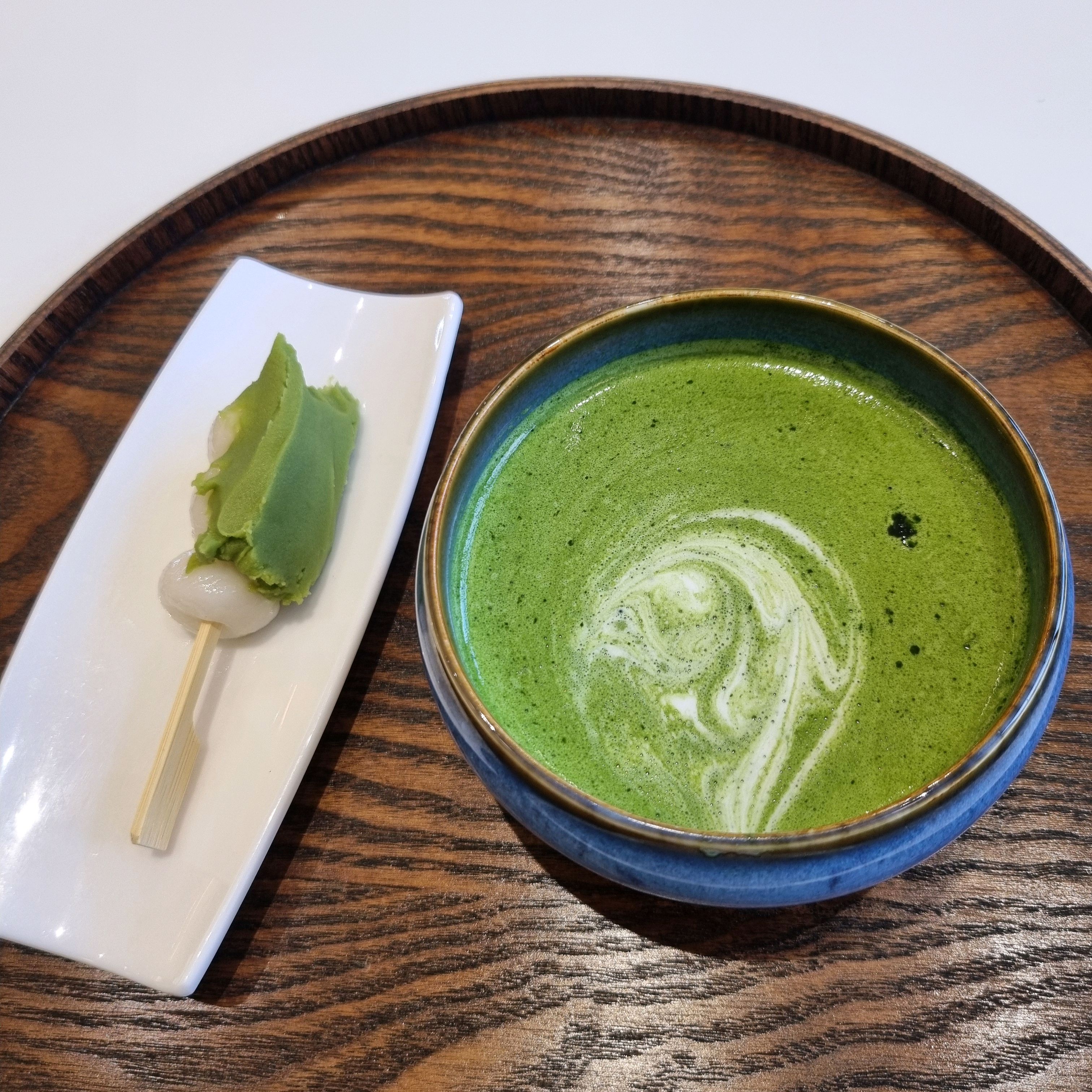 따뜻하고 진한 말차라떼 한 잔과 달달한 말차 당고를 먹으니 넘 좋았어요. 당고때문에 그런지