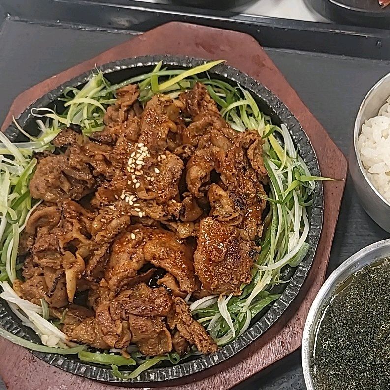 이것저것 시켜서 먹기 너무 좋네요~ 저는 열탄불고기! 양도 생각보다 좋고 반찬도 계속 가져