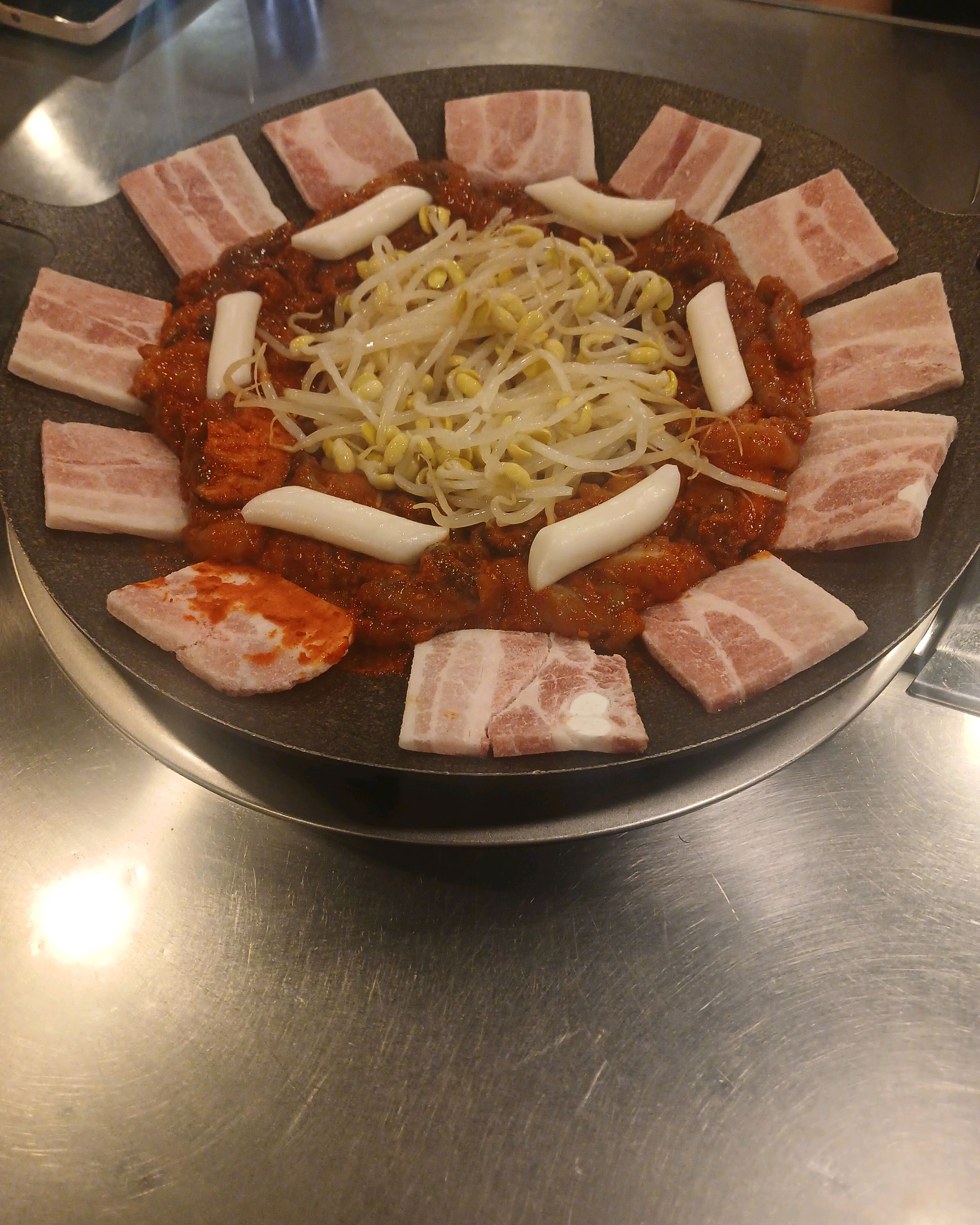 쭈꾸미를 시켰는데 낙지인줄 알았어요 익어가는 시간이 느리게 느껴질 만큼 맛있었습니다. - 천호동 맛집 쭈꾸미아지매 암사점