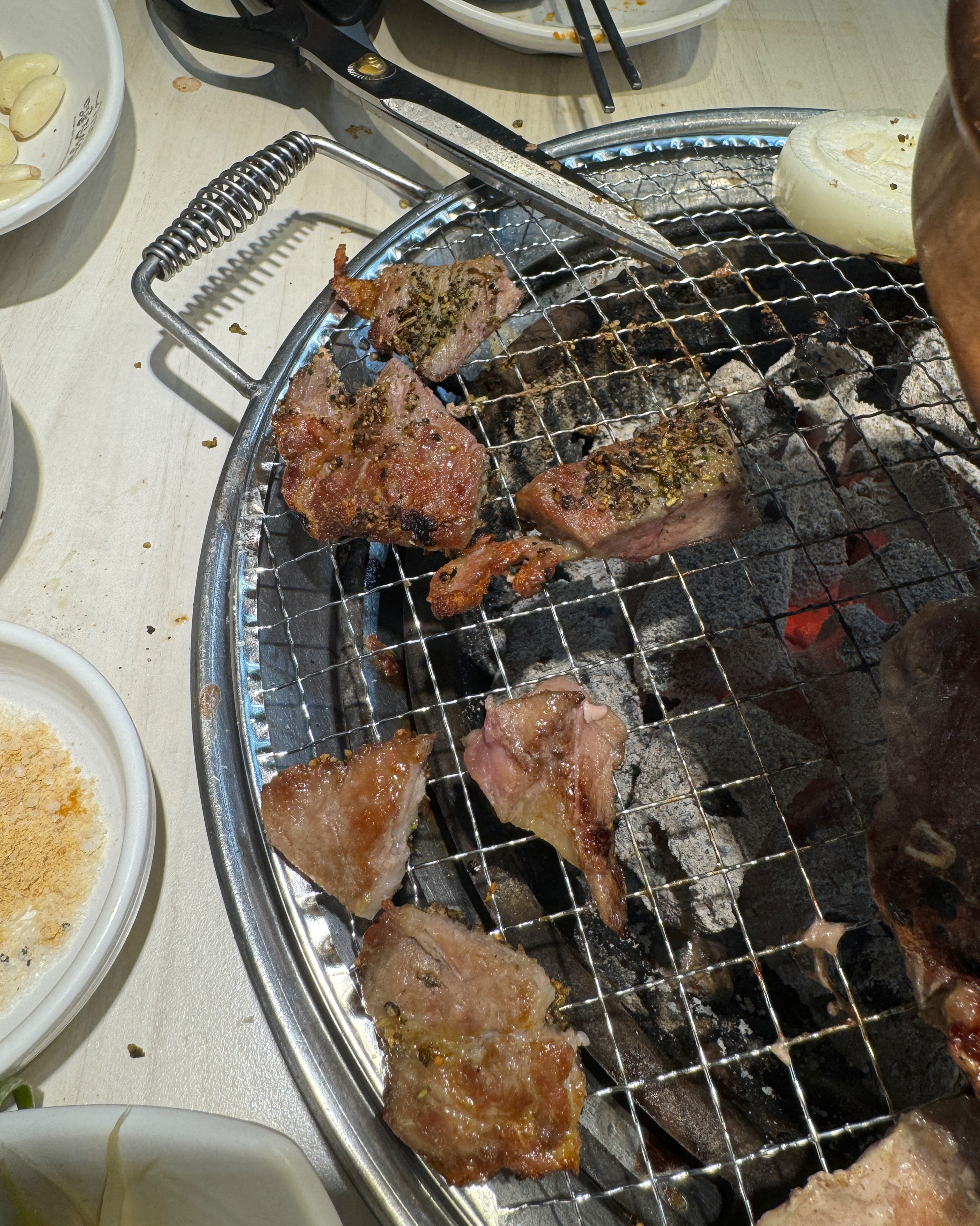 연기가 마니 나면 와서 체크해주고 매장도 그릇도 청결해요. 손님이 많아서 고기도 신선하고