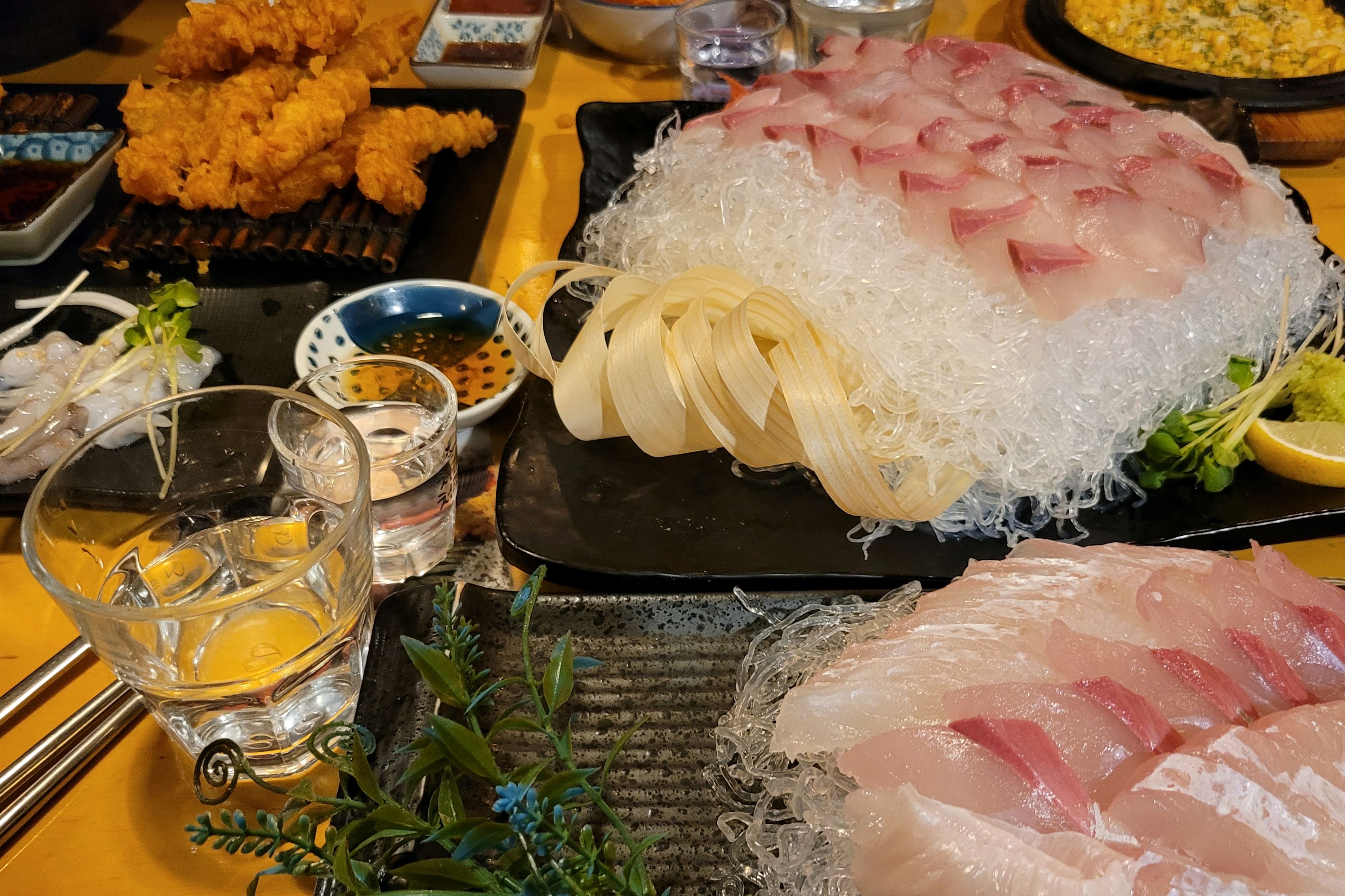 사정상 11시 반쯤 늦게 왔는데도 너무 친절하고 잘 설명해주셨어요 양도 엄청 많고 맛있어요