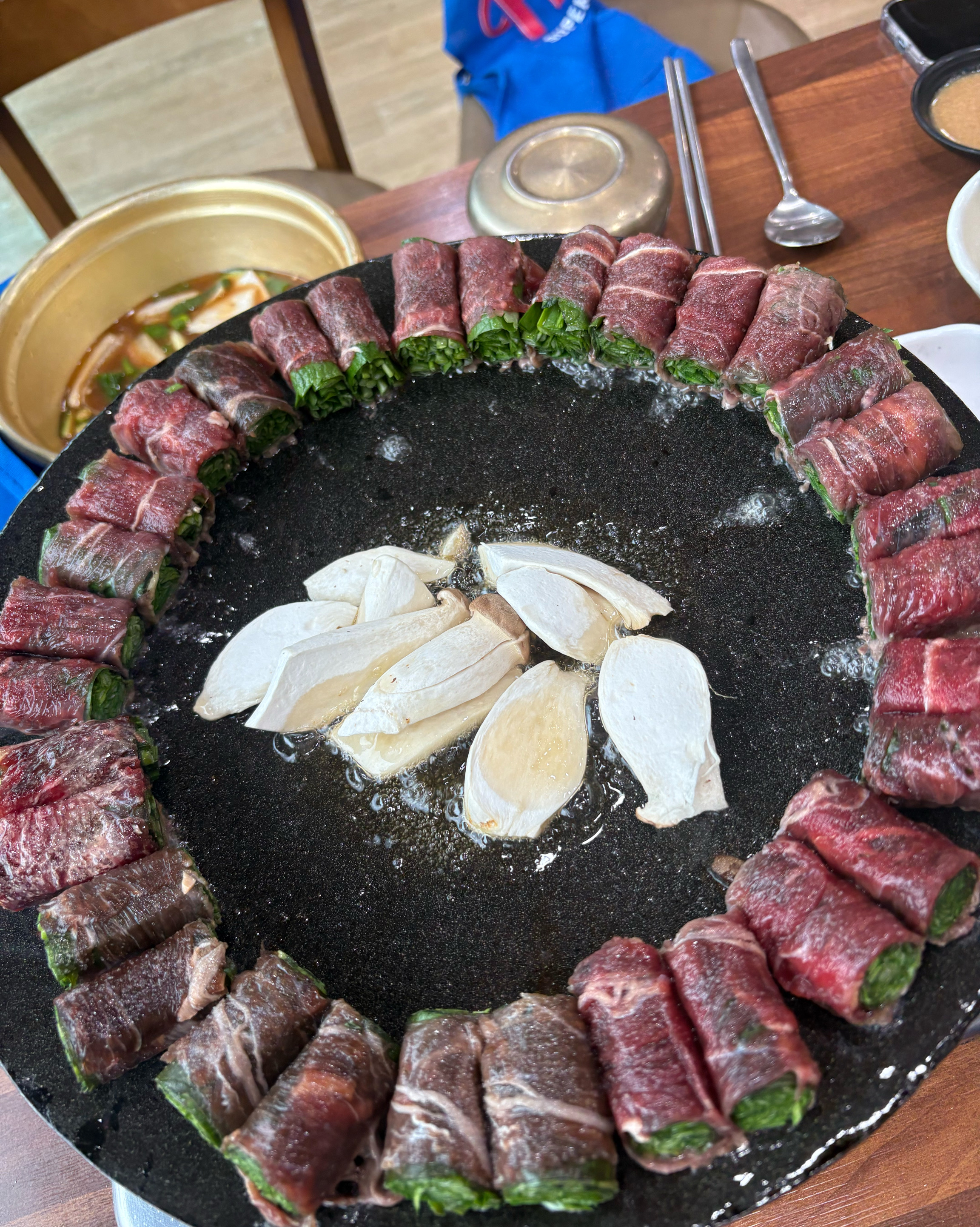 유명해서 와보고싶었던 곳이고, 고기말이와 된장찌개가 맛있었어요!! 들기름에 버섯과 고기말이