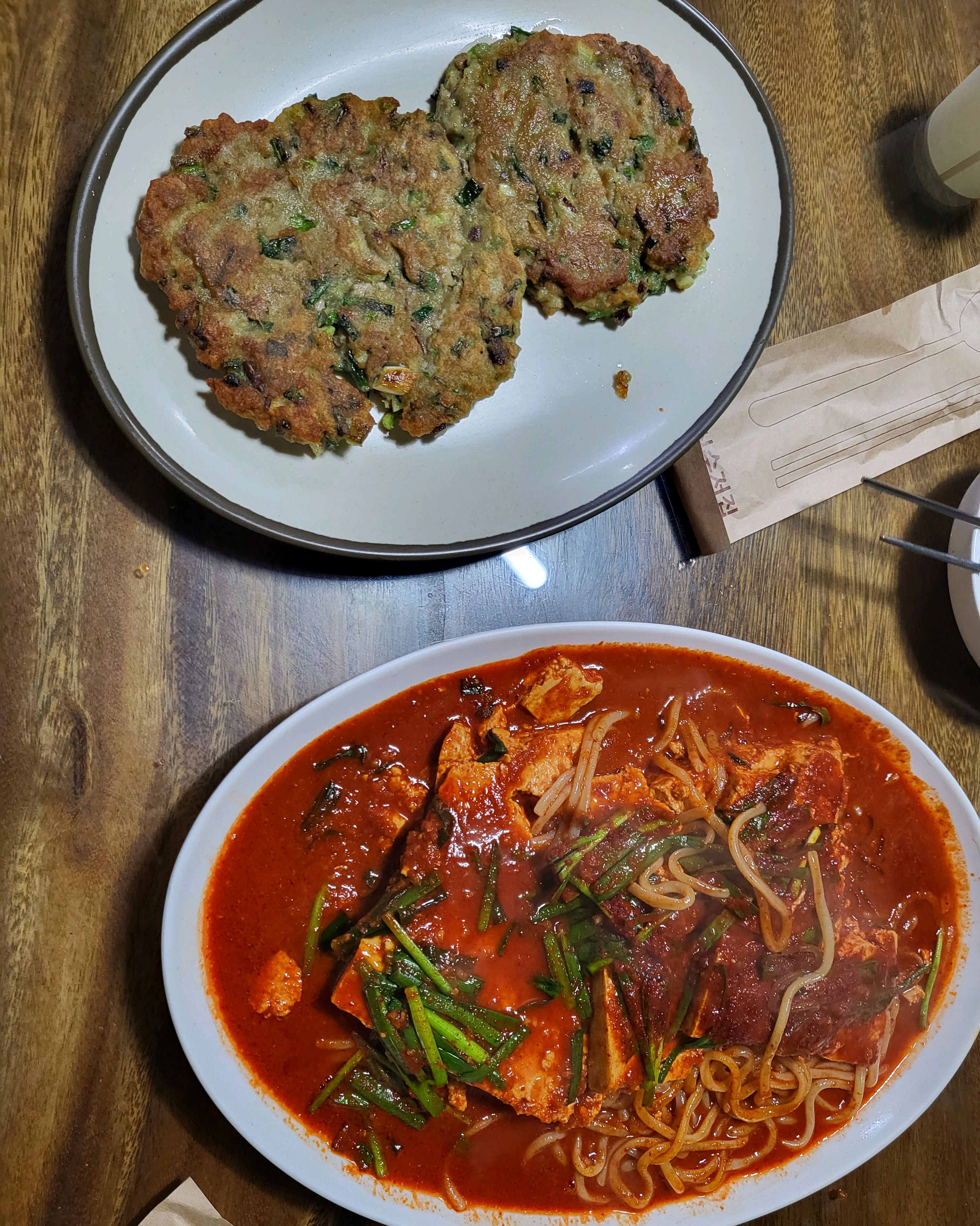 옛날 스타일의 내부로 가정집(?)스타일의 인테리어로 분위기 있습니다. 맛은... 제 입맛에