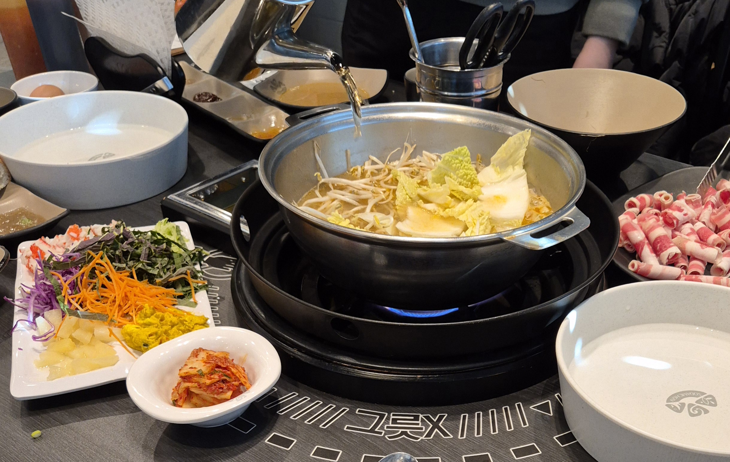 샤브 유목민... 찾아보다가 꽤나 인기 있는 곳인 것 같아서 처음 방문해봤는데 특별히 맛있